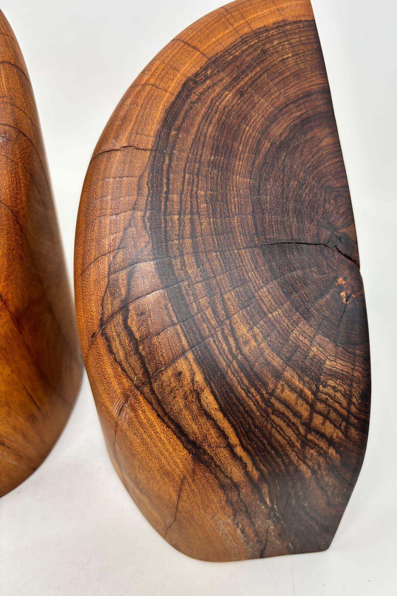 Par de sujetalibros de madera de cocobolo tallados a mano por Don Shoemaker en los años 60 Tallado a mano en venta