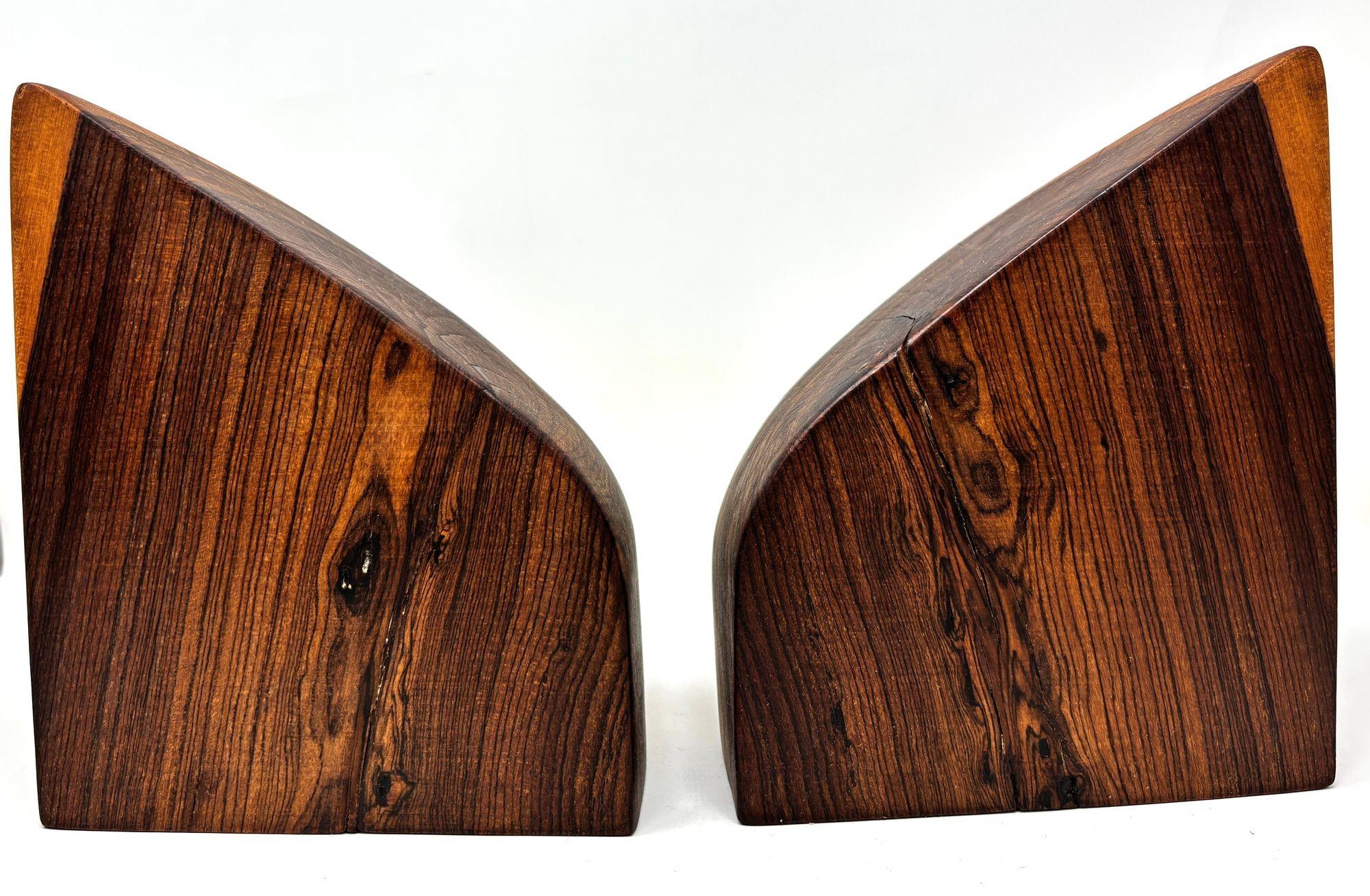 Par de sujetalibros de madera de cocobolo tallados a mano por Don Shoemaker en los años 60 siglo XX en venta