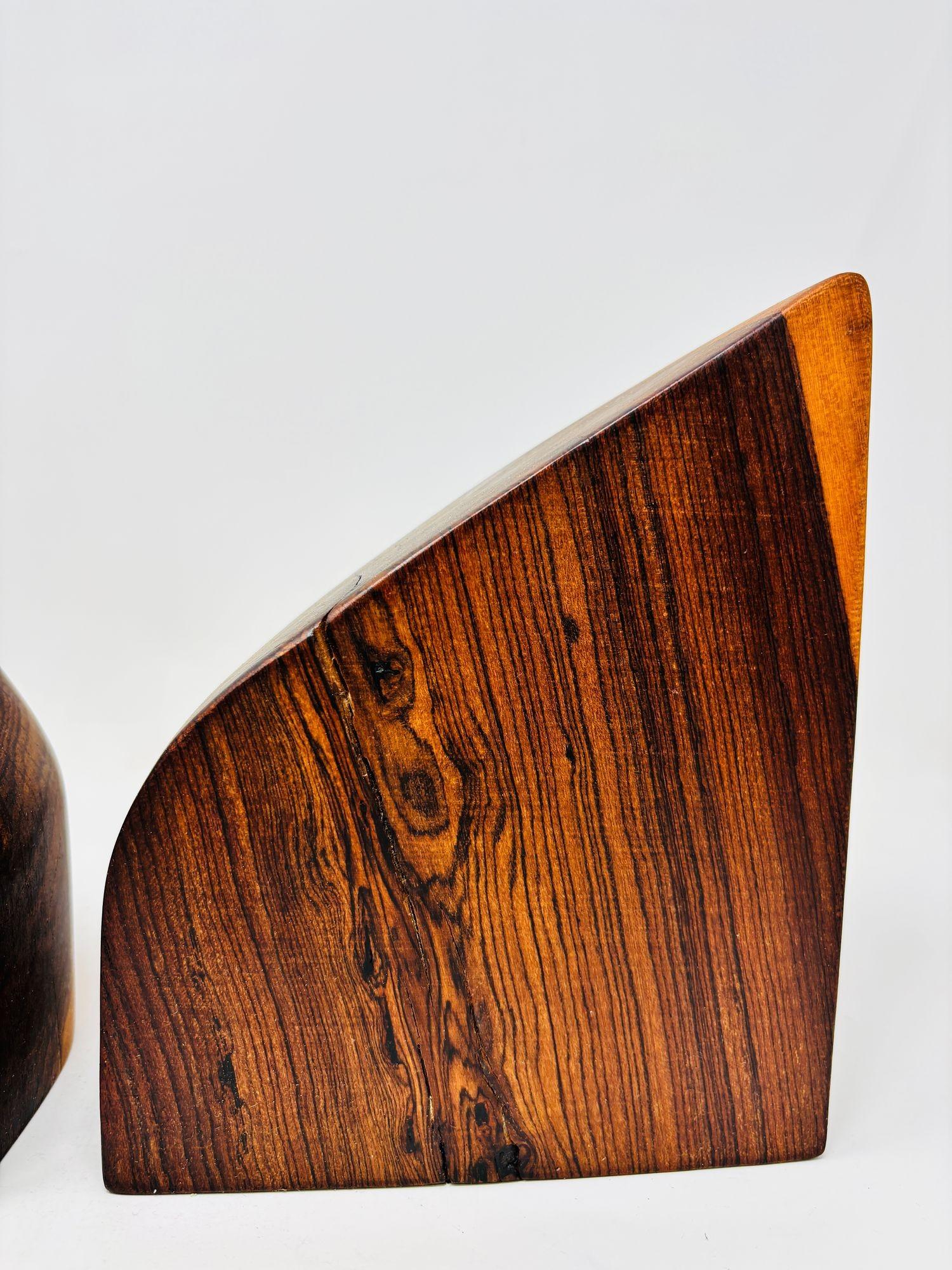 Par de sujetalibros de madera de cocobolo tallados a mano por Don Shoemaker en los años 60 Madera en venta