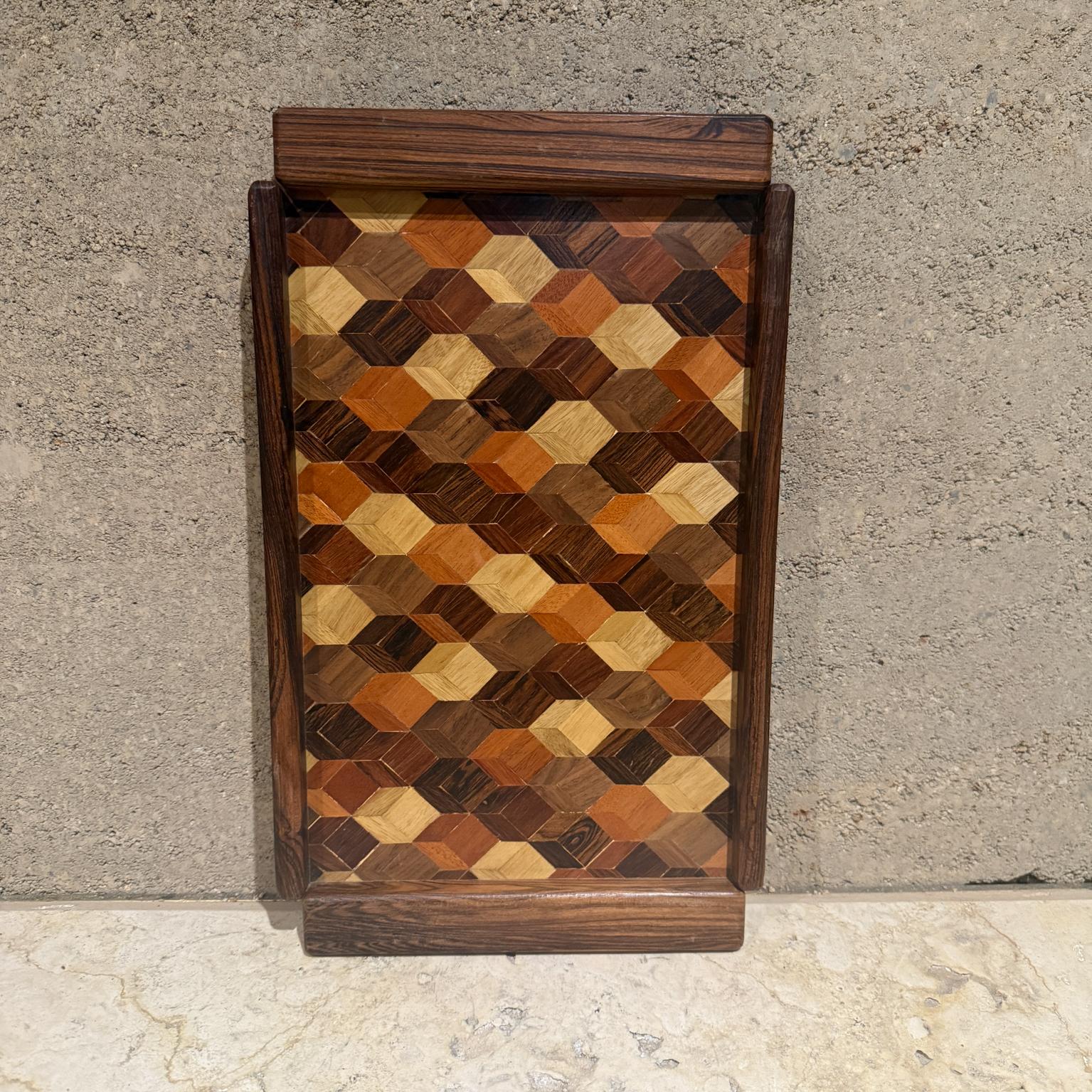 AMBIANIC presenta
MCM Don S. Shoemaker Señal Bandeja de servicio Madera exótica México
parquet geométrico
sello presente
1,25 alto x 15 ancho x 9
Estado original de época
Consulte las imágenes