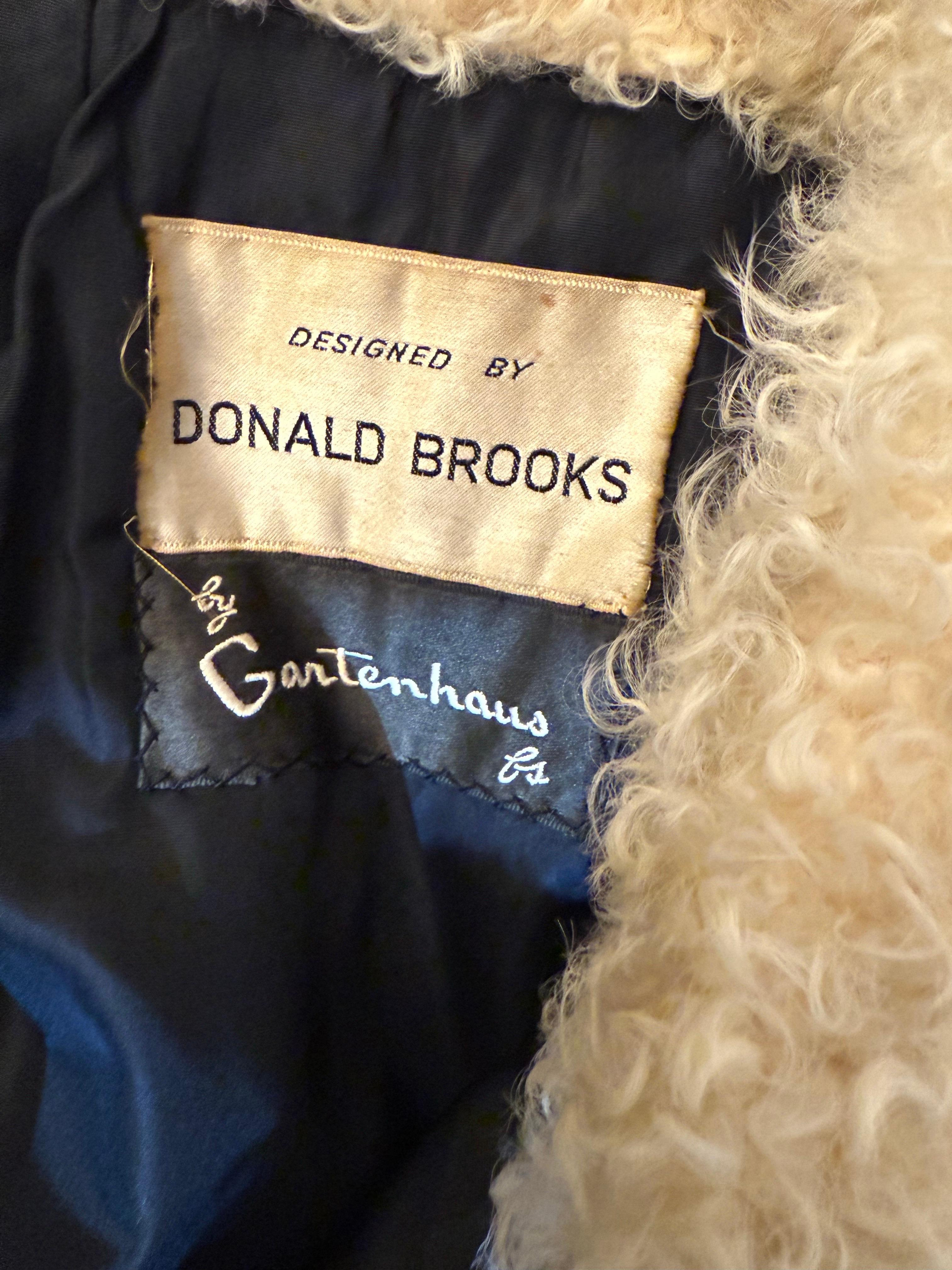 Cappotto in pelliccia d'agnello persiana mod. crema di Donald Brooks del 1960 con profili in pelle nera. in vendita 5