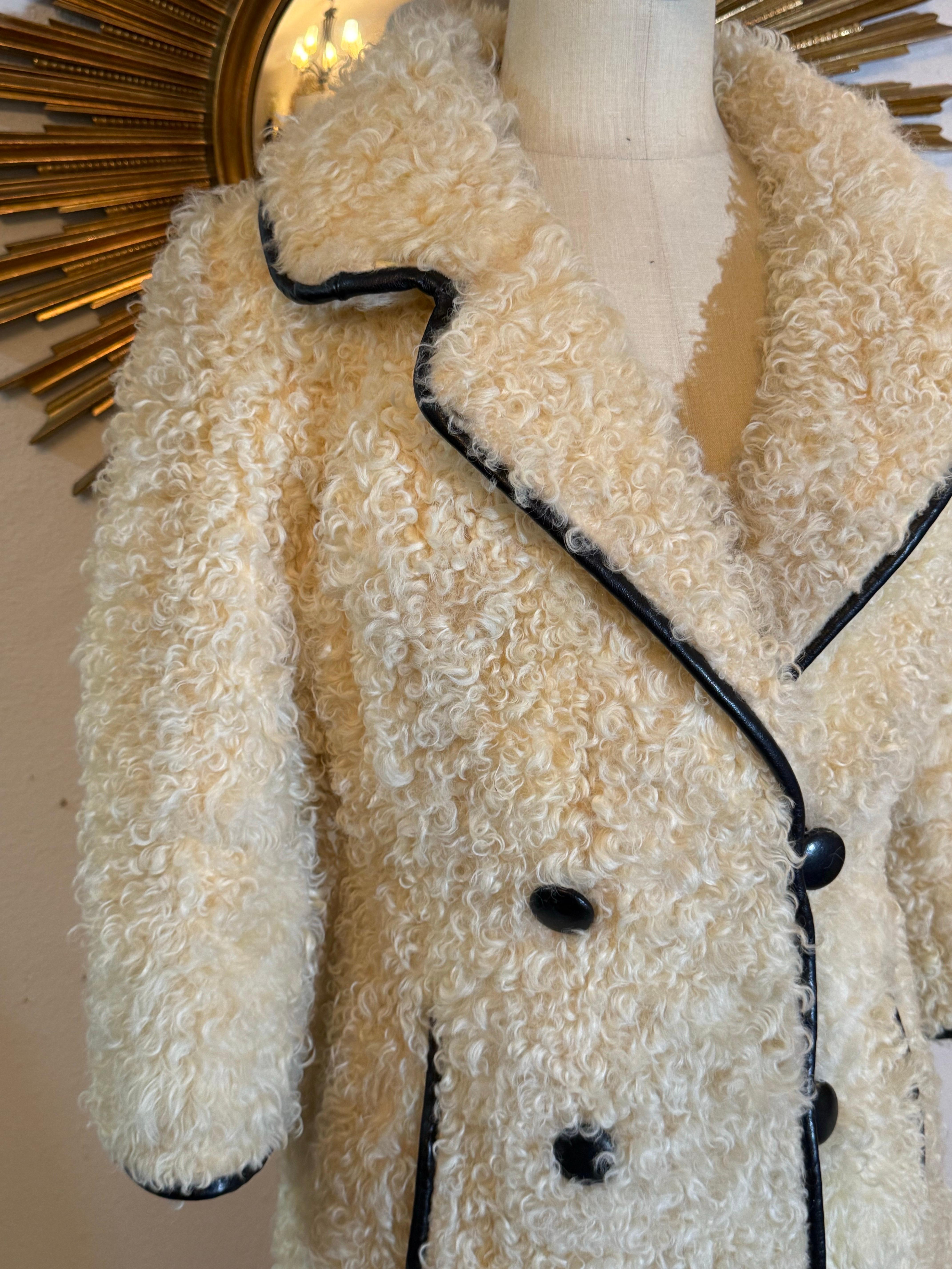 Cappotto in pelliccia d'agnello persiana mod. crema di Donald Brooks del 1960 con profili in pelle nera. in vendita 6