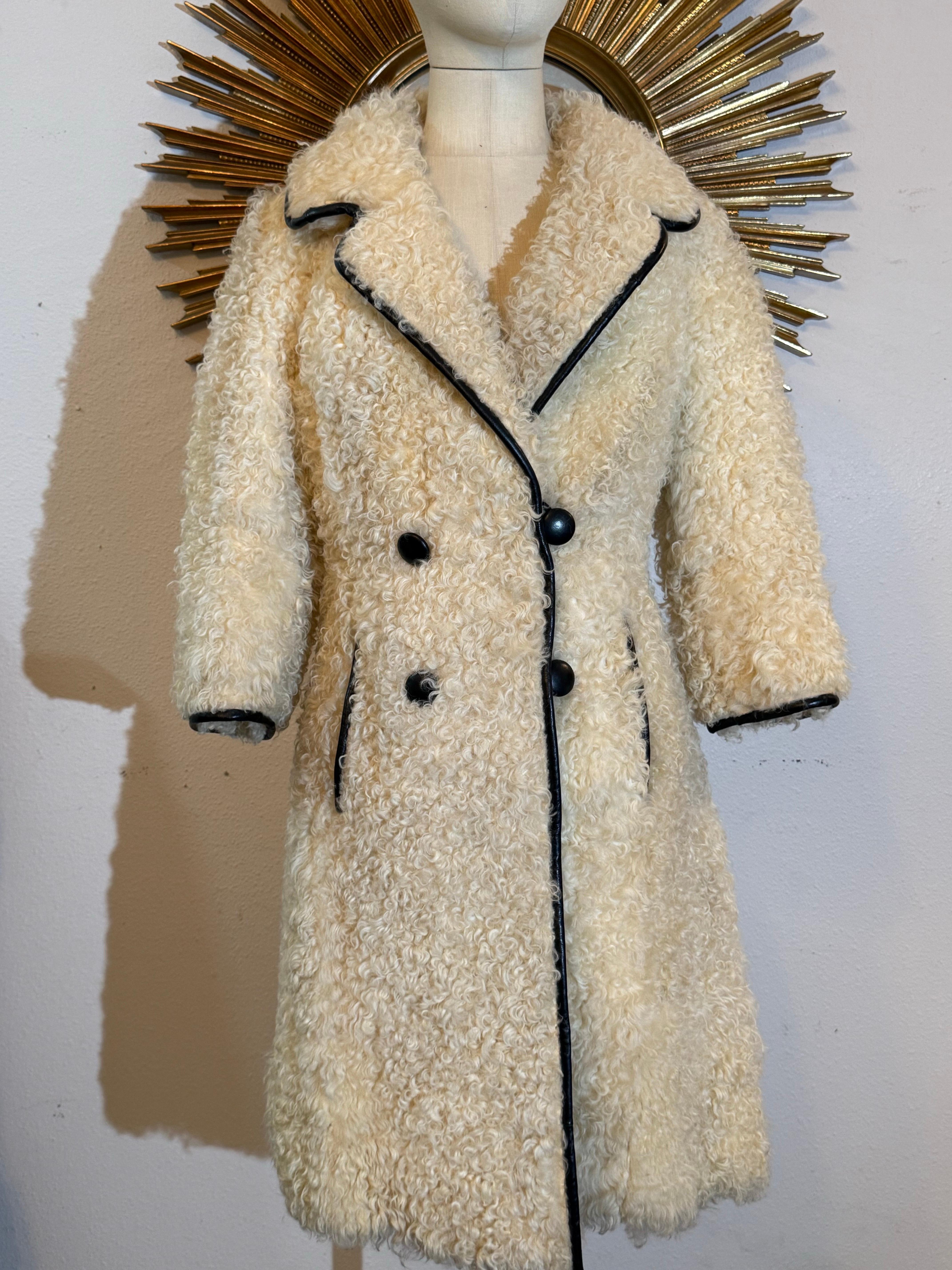 Cappotto in pelliccia d'agnello persiana mod. crema di Donald Brooks del 1960 con profili in pelle nera. in vendita 7