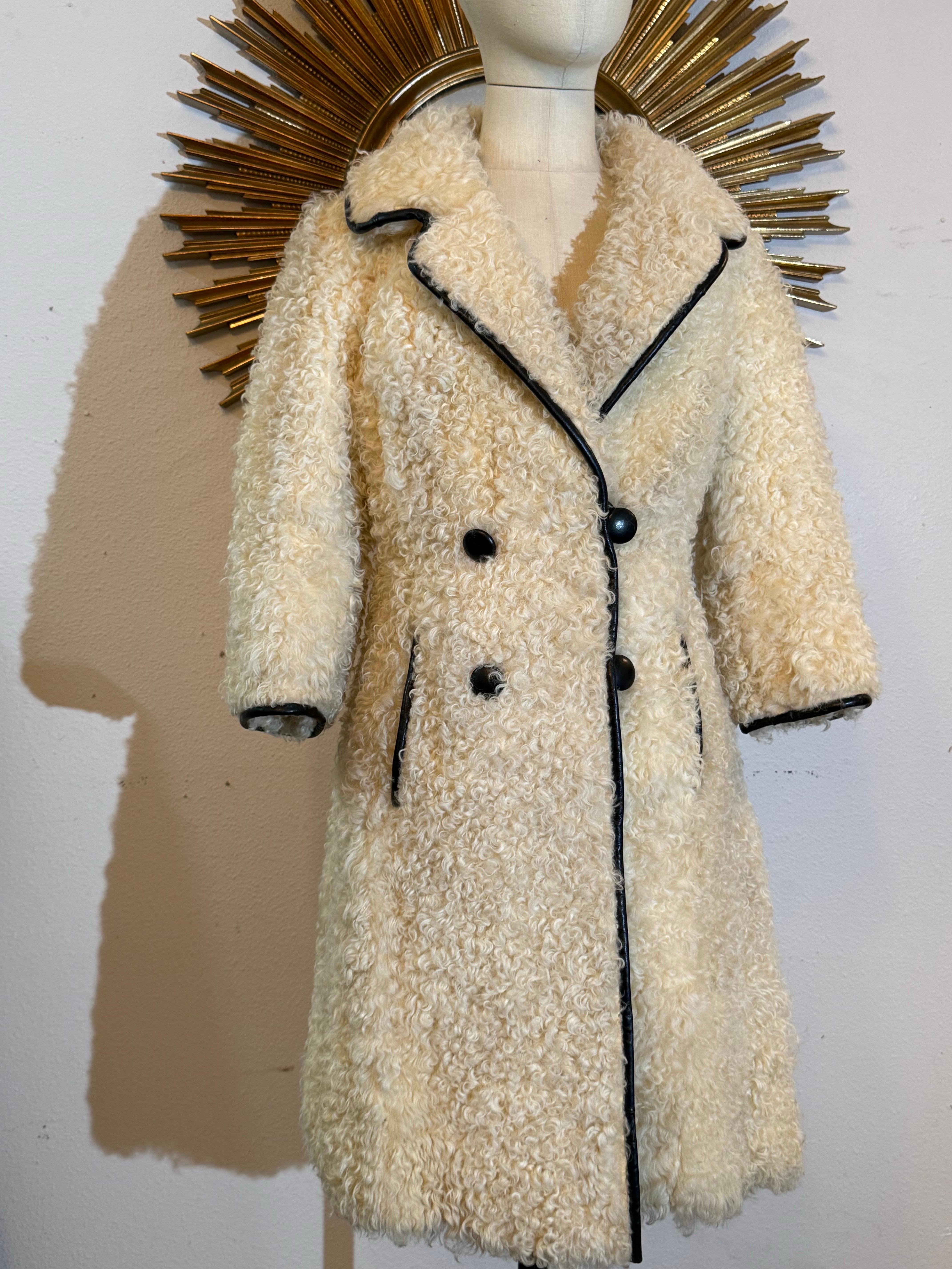 Cappotto in pelliccia d'agnello persiana mod. crema di Donald Brooks del 1960 con profili in pelle nera. in vendita 8