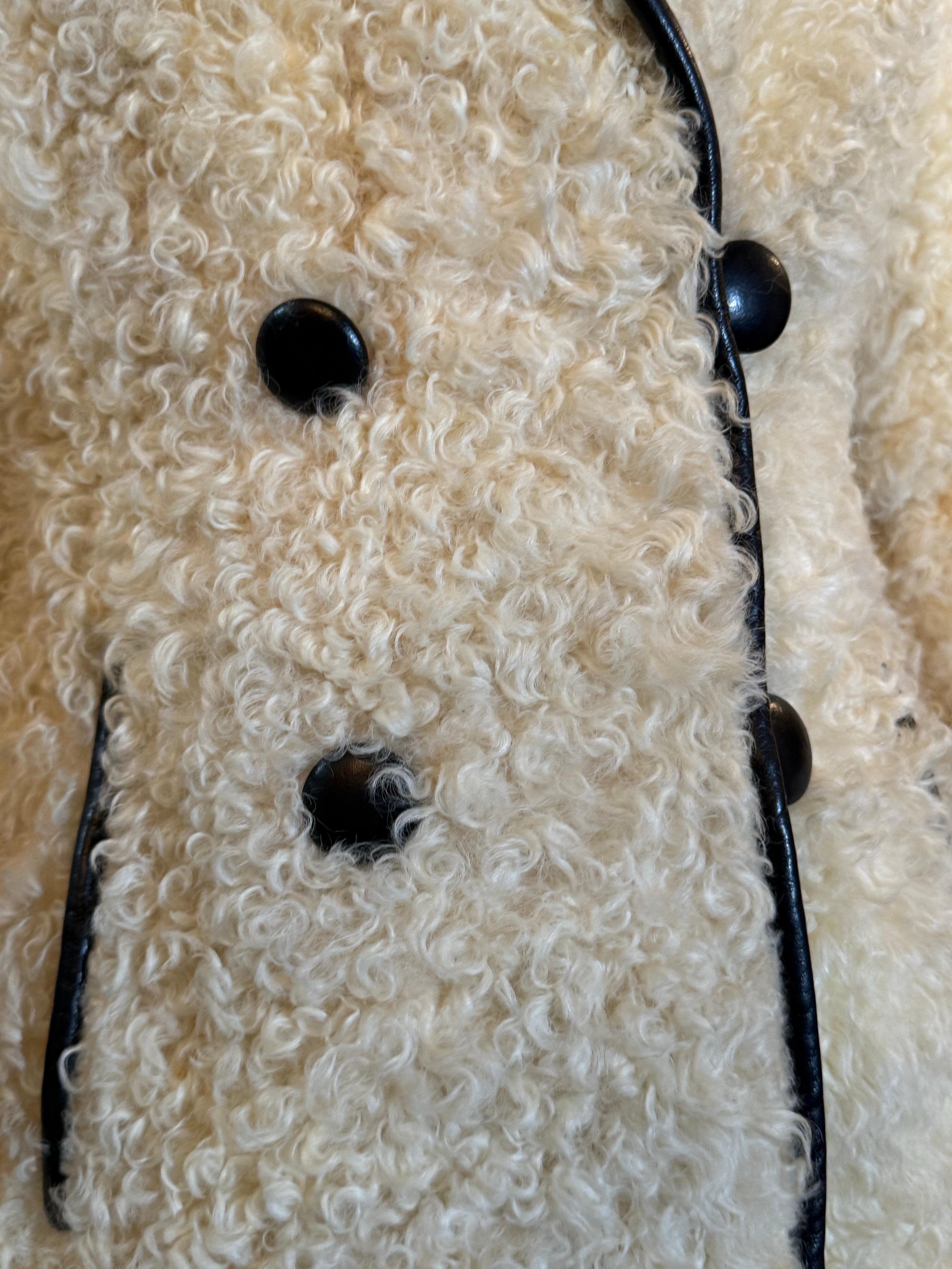 Cappotto in pelliccia d'agnello persiana mod. crema di Donald Brooks del 1960 con profili in pelle nera. in vendita 9