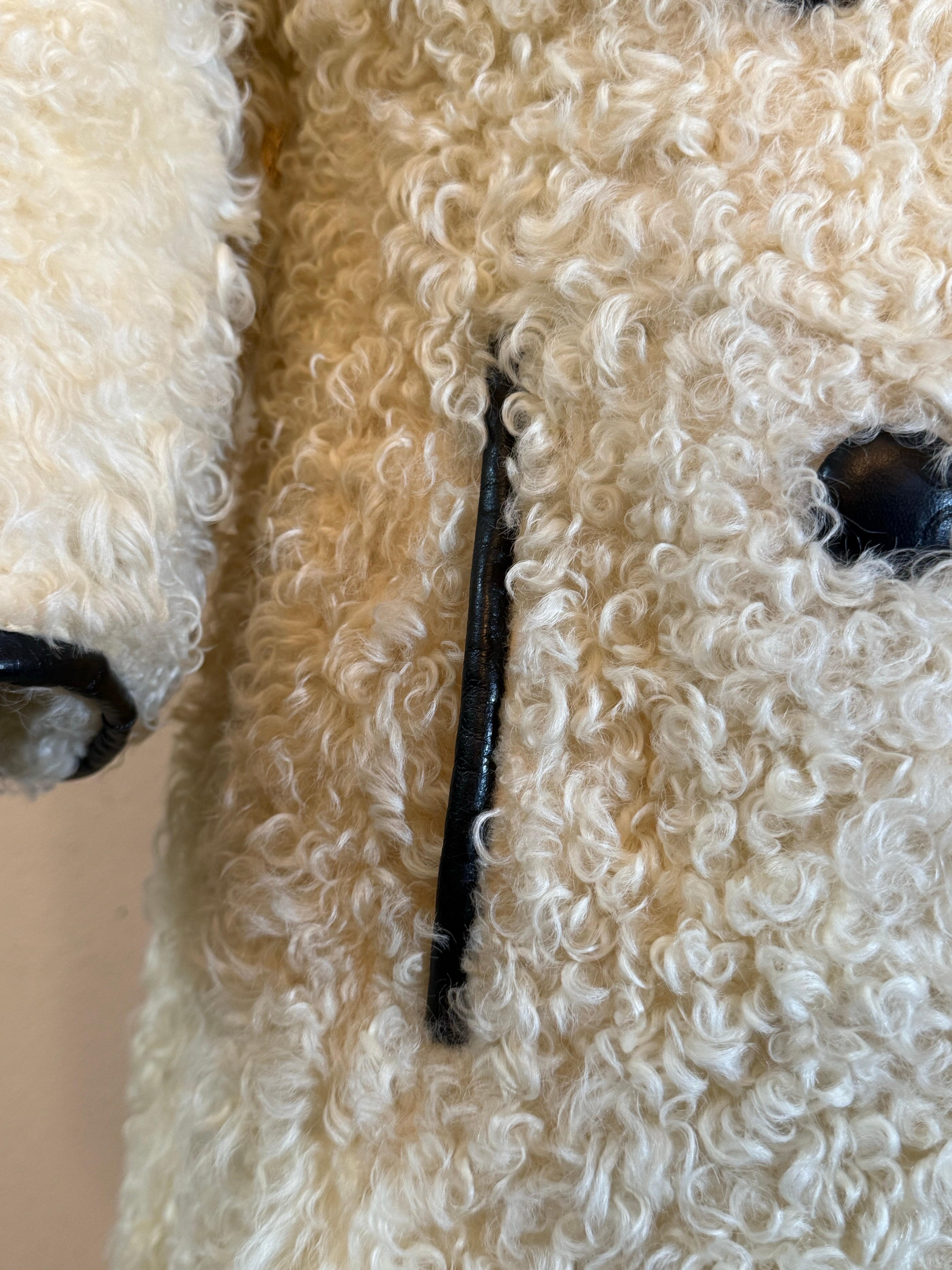 Cappotto in pelliccia d'agnello persiana mod. crema di Donald Brooks del 1960 con profili in pelle nera. in vendita 10