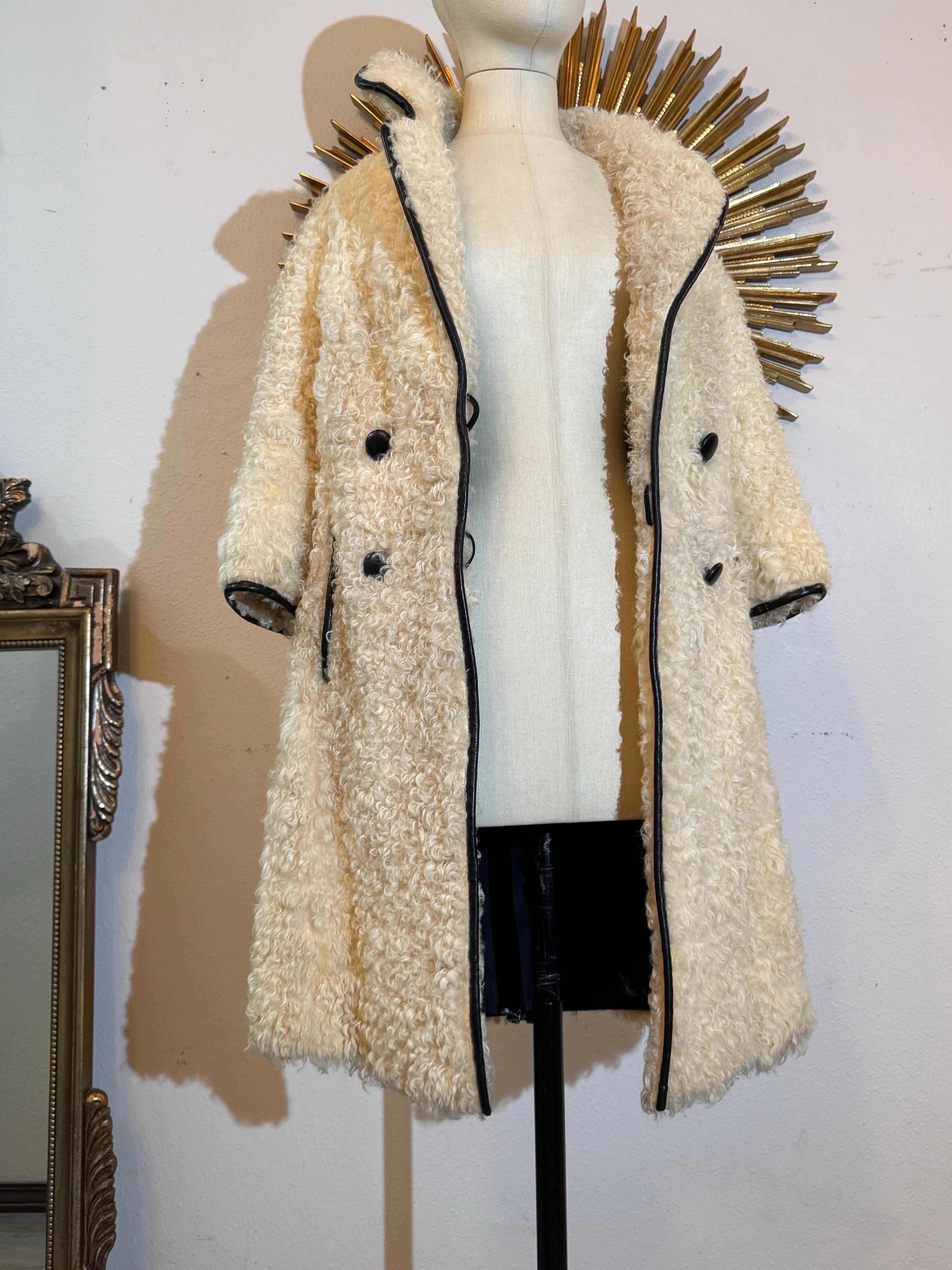 Cappotto in pelliccia d'agnello persiana mod. crema di Donald Brooks del 1960 con profili in pelle nera. in vendita 12