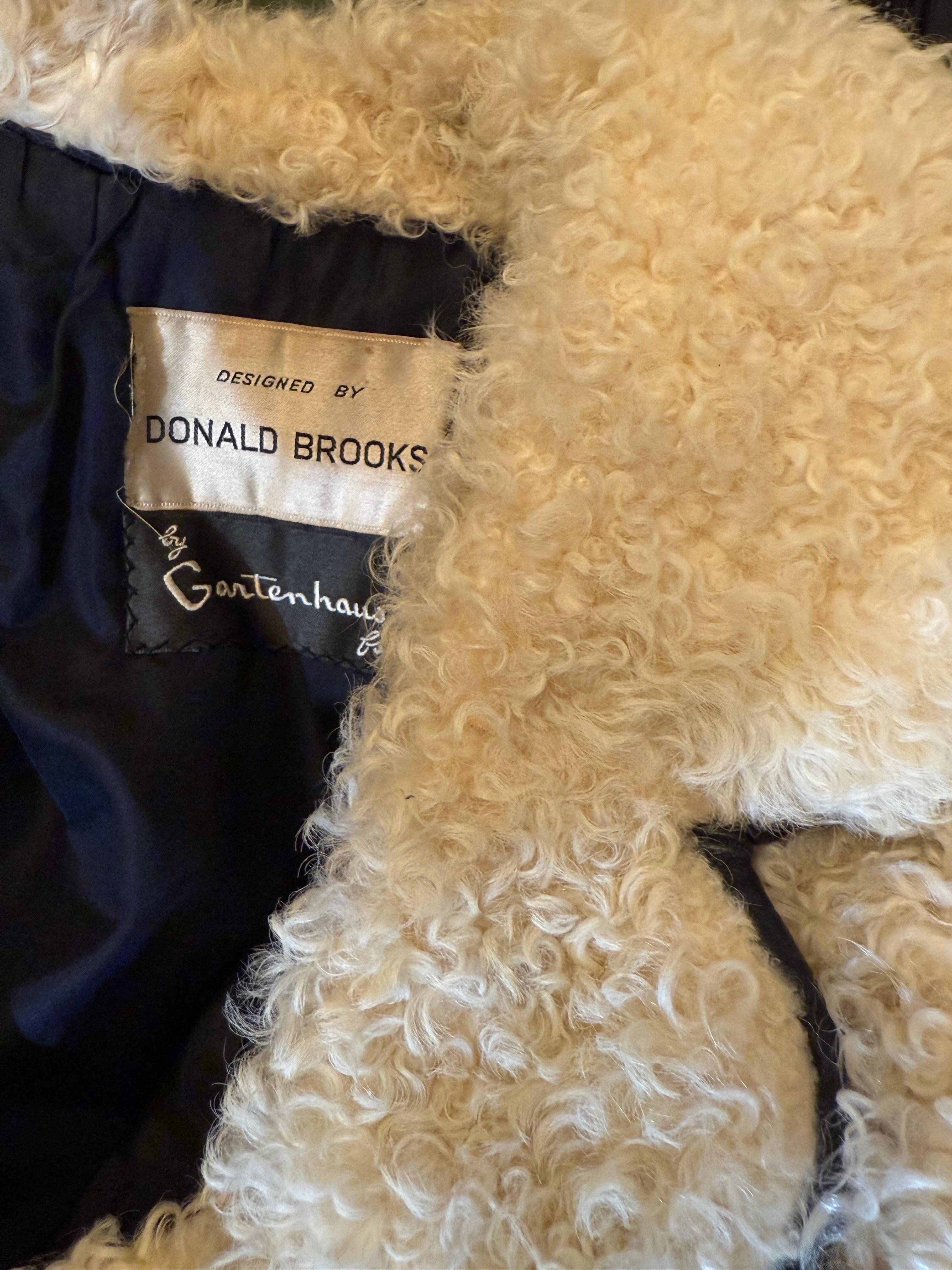 Cappotto in pelliccia d'agnello persiana mod. crema di Donald Brooks del 1960 con profili in pelle nera. in vendita 13