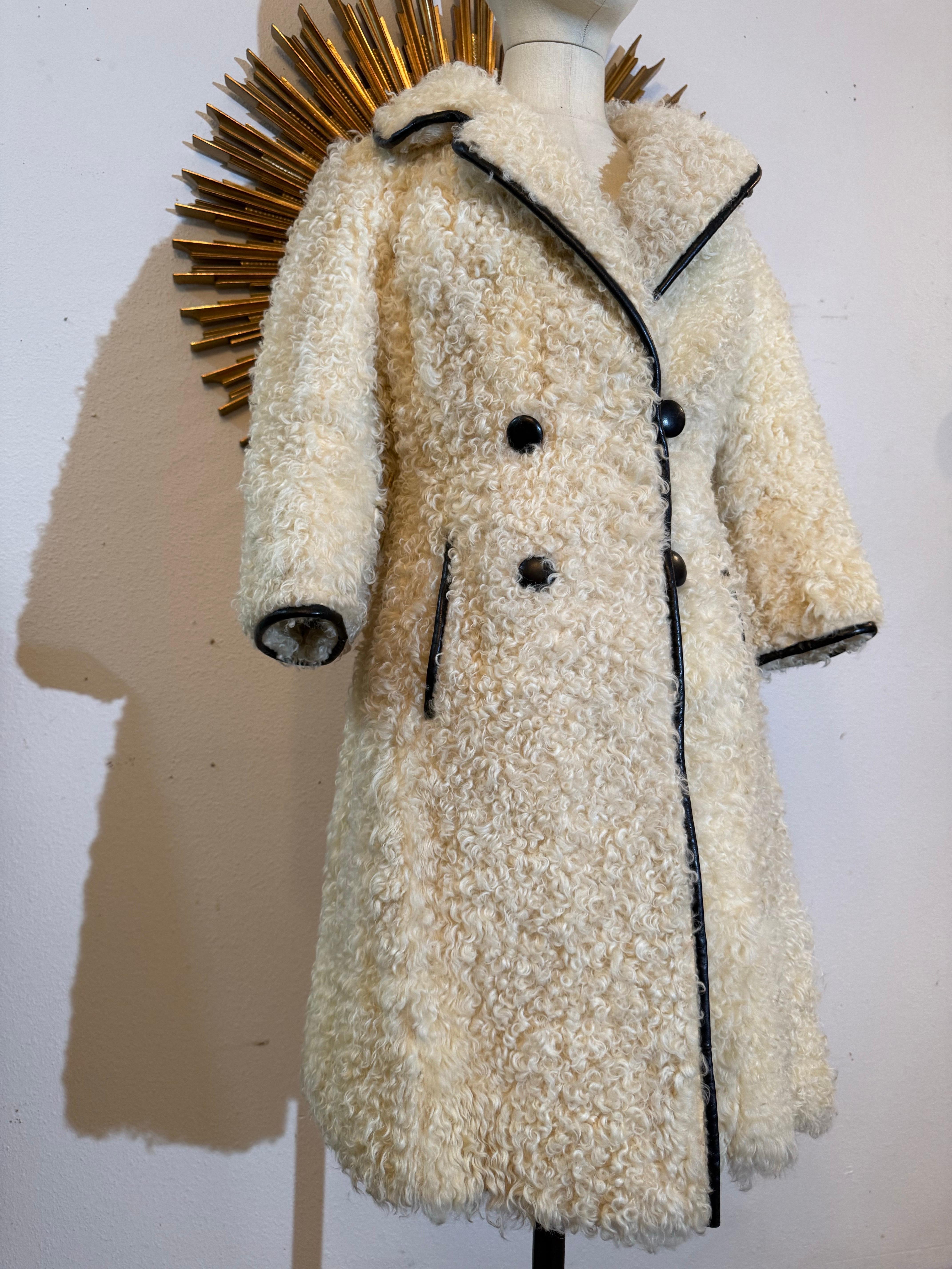 Bianco Cappotto in pelliccia d'agnello persiana mod. crema di Donald Brooks del 1960 con profili in pelle nera. in vendita