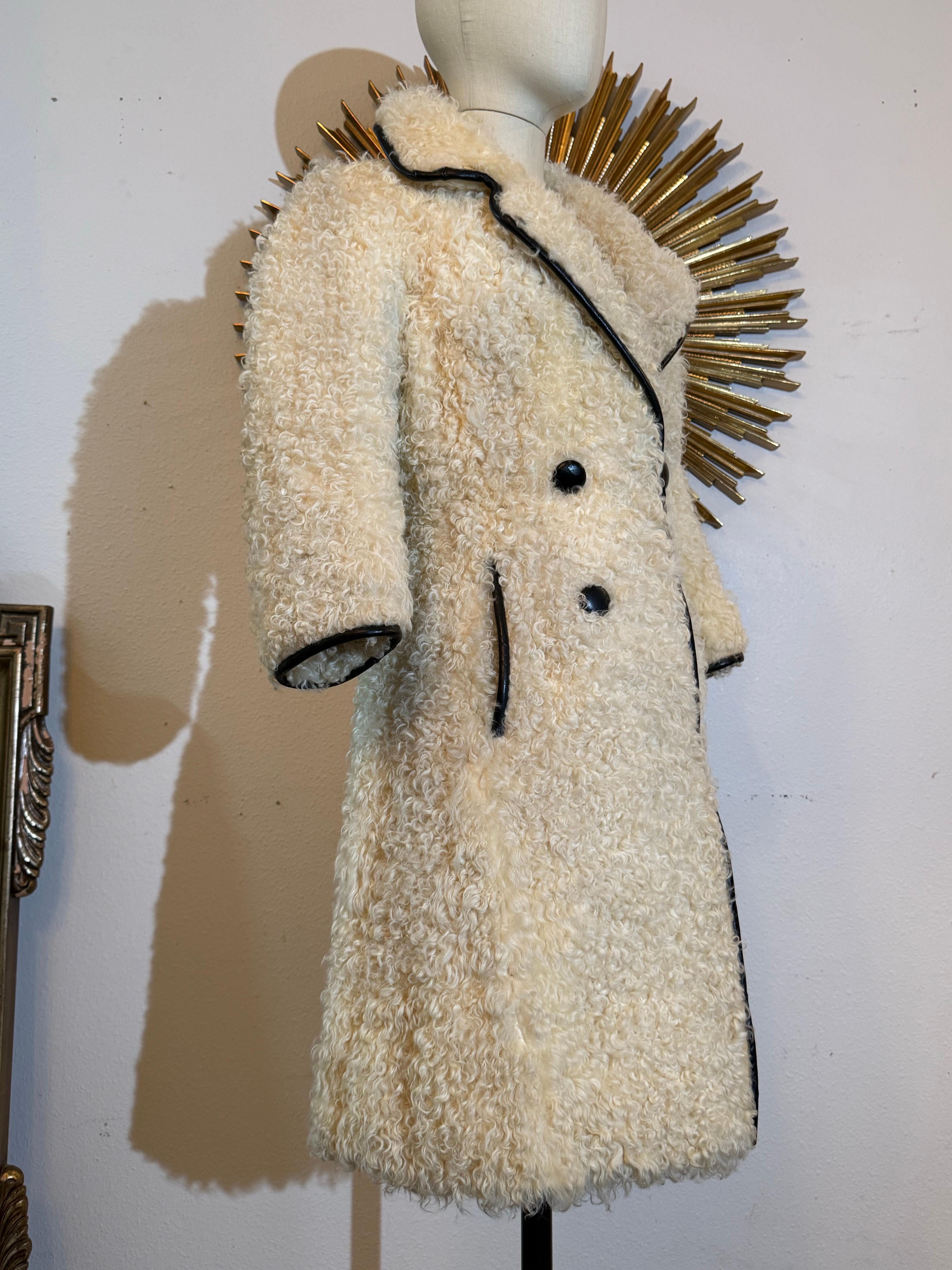 Cappotto in pelliccia d'agnello persiana mod. crema di Donald Brooks del 1960 con profili in pelle nera. In condizioni ottime in vendita a Gresham, OR