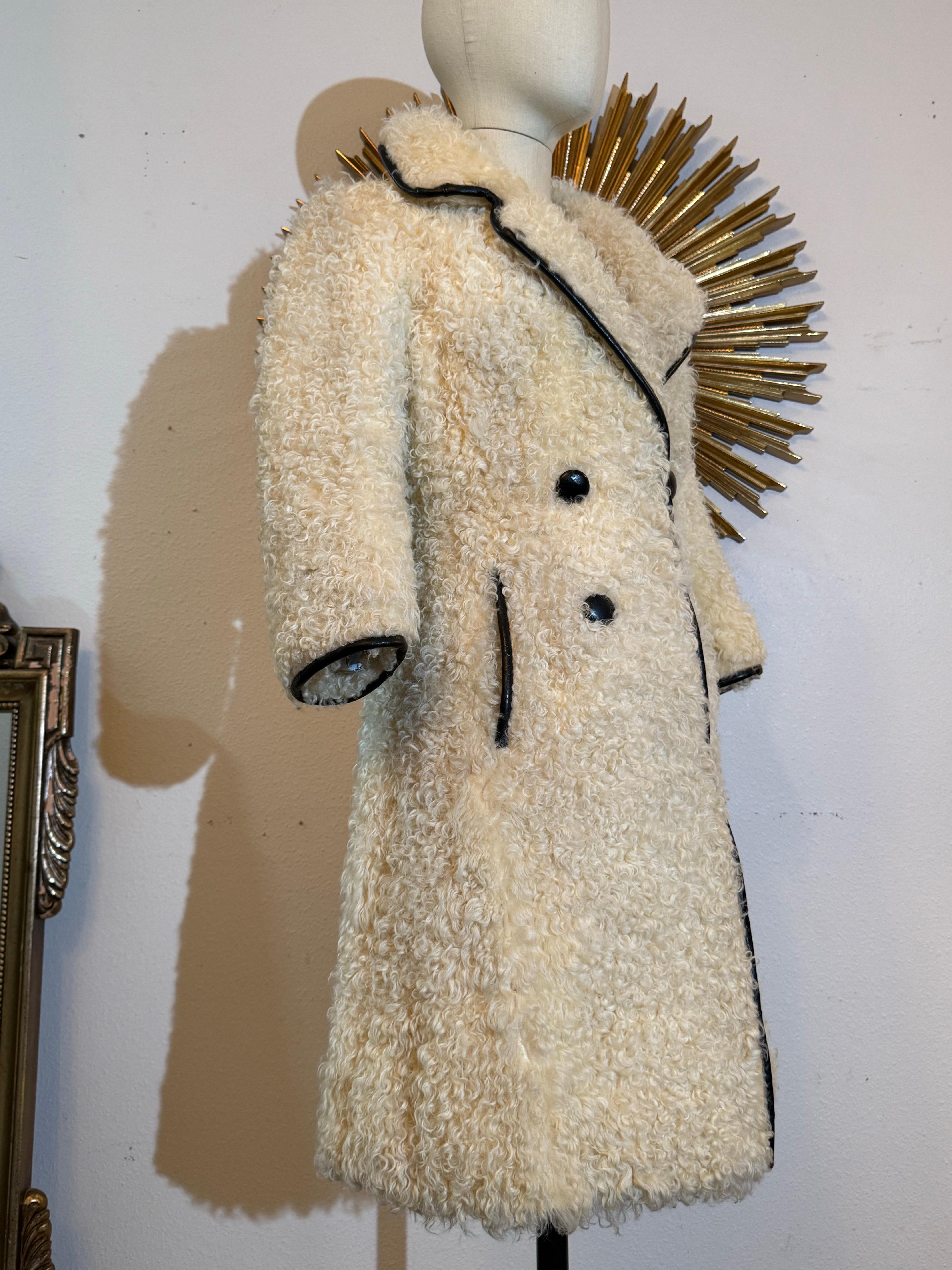 Donna Cappotto in pelliccia d'agnello persiana mod. crema di Donald Brooks del 1960 con profili in pelle nera. in vendita