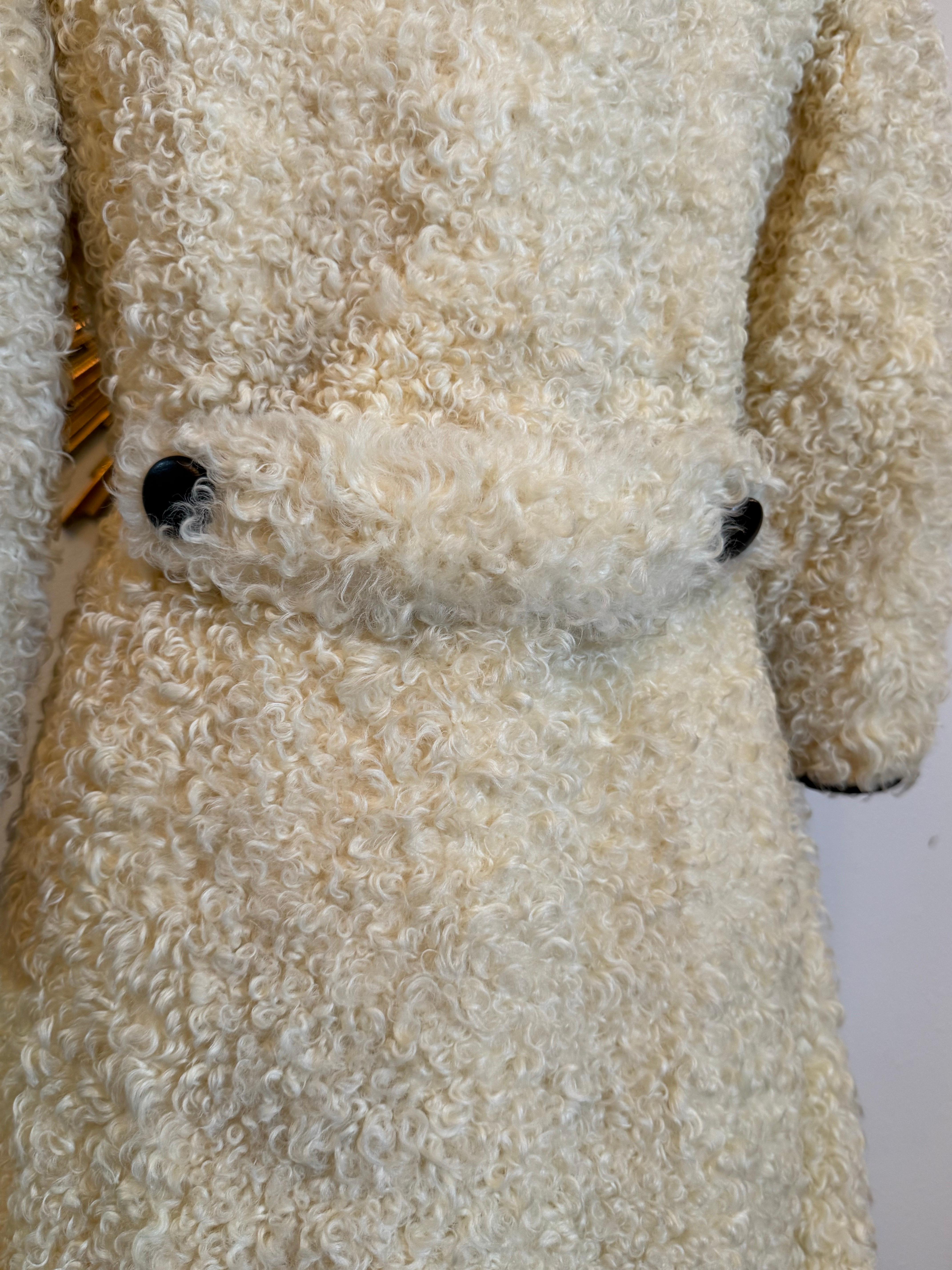 Cappotto in pelliccia d'agnello persiana mod. crema di Donald Brooks del 1960 con profili in pelle nera. in vendita 1