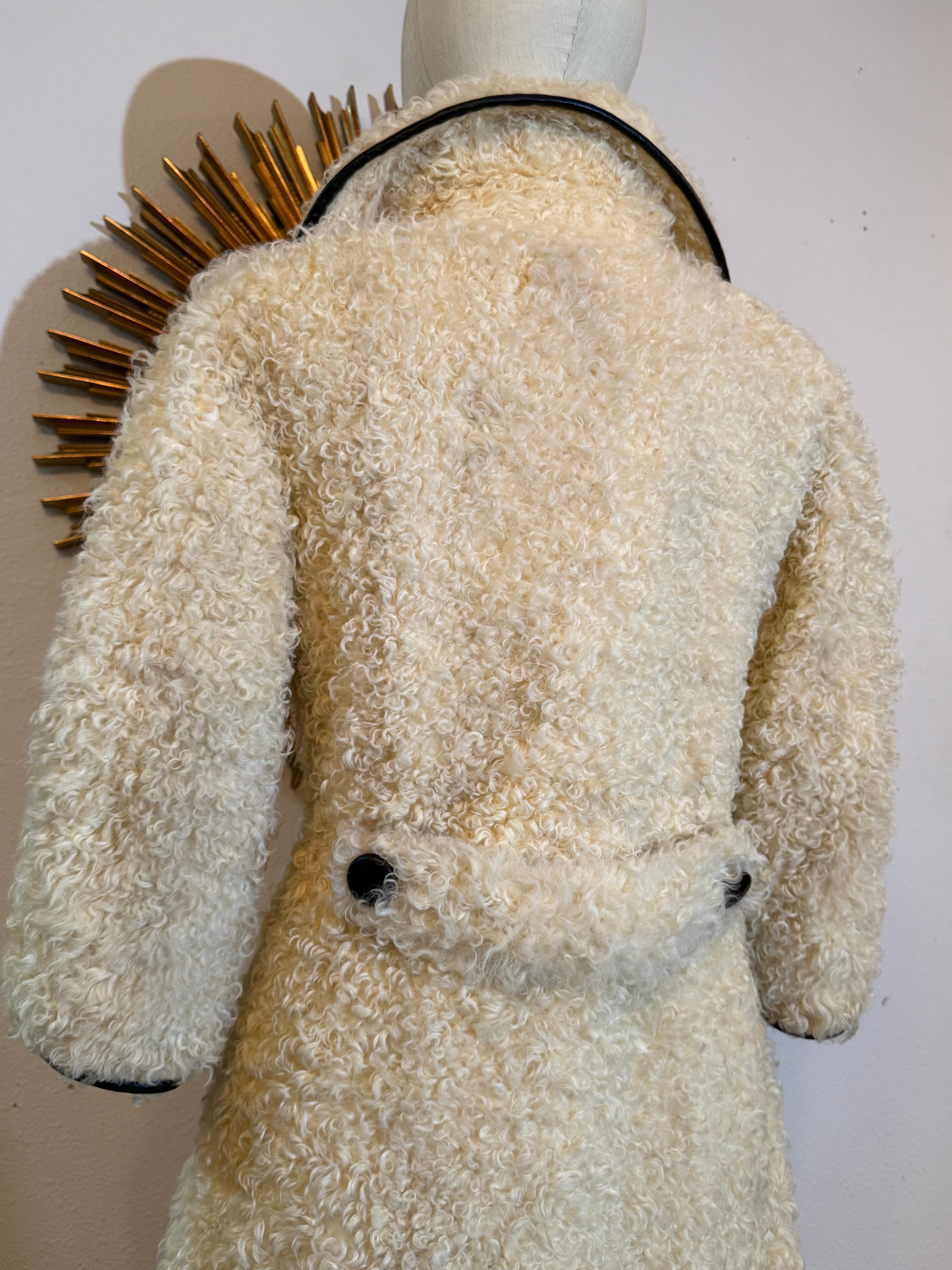 Cappotto in pelliccia d'agnello persiana mod. crema di Donald Brooks del 1960 con profili in pelle nera. in vendita 2