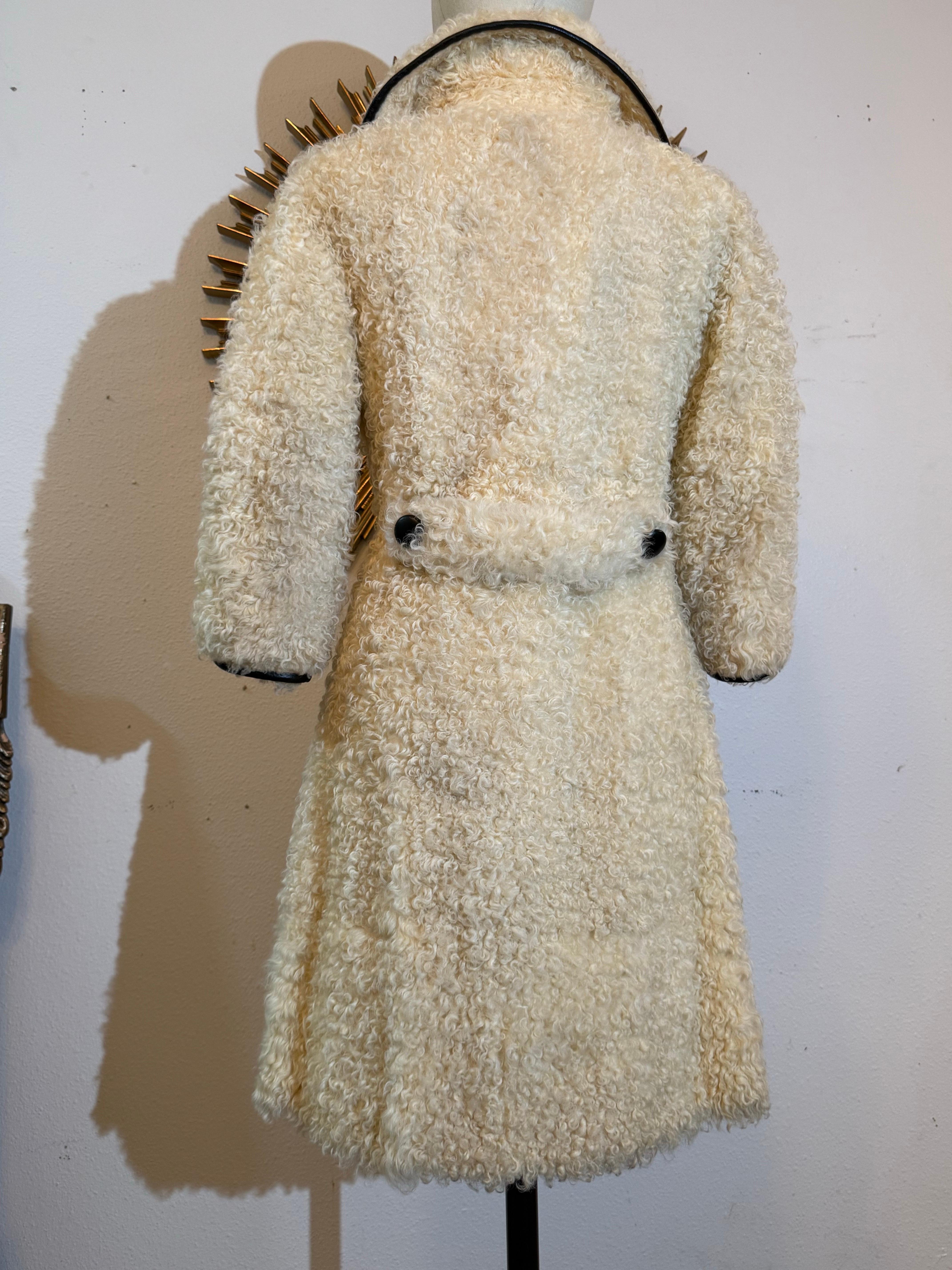 Cappotto in pelliccia d'agnello persiana mod. crema di Donald Brooks del 1960 con profili in pelle nera. in vendita 3