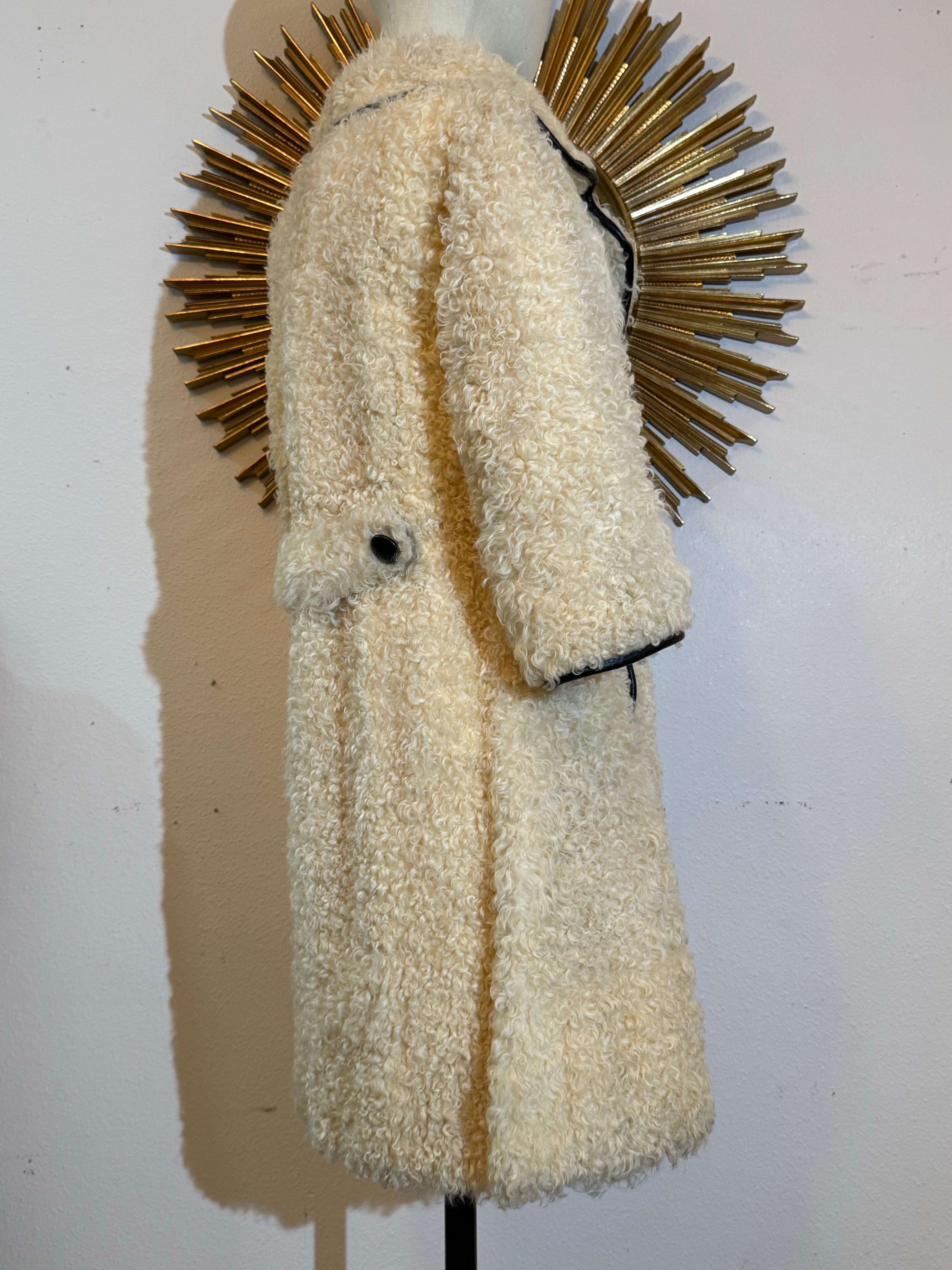 Cappotto in pelliccia d'agnello persiana mod. crema di Donald Brooks del 1960 con profili in pelle nera. in vendita 4