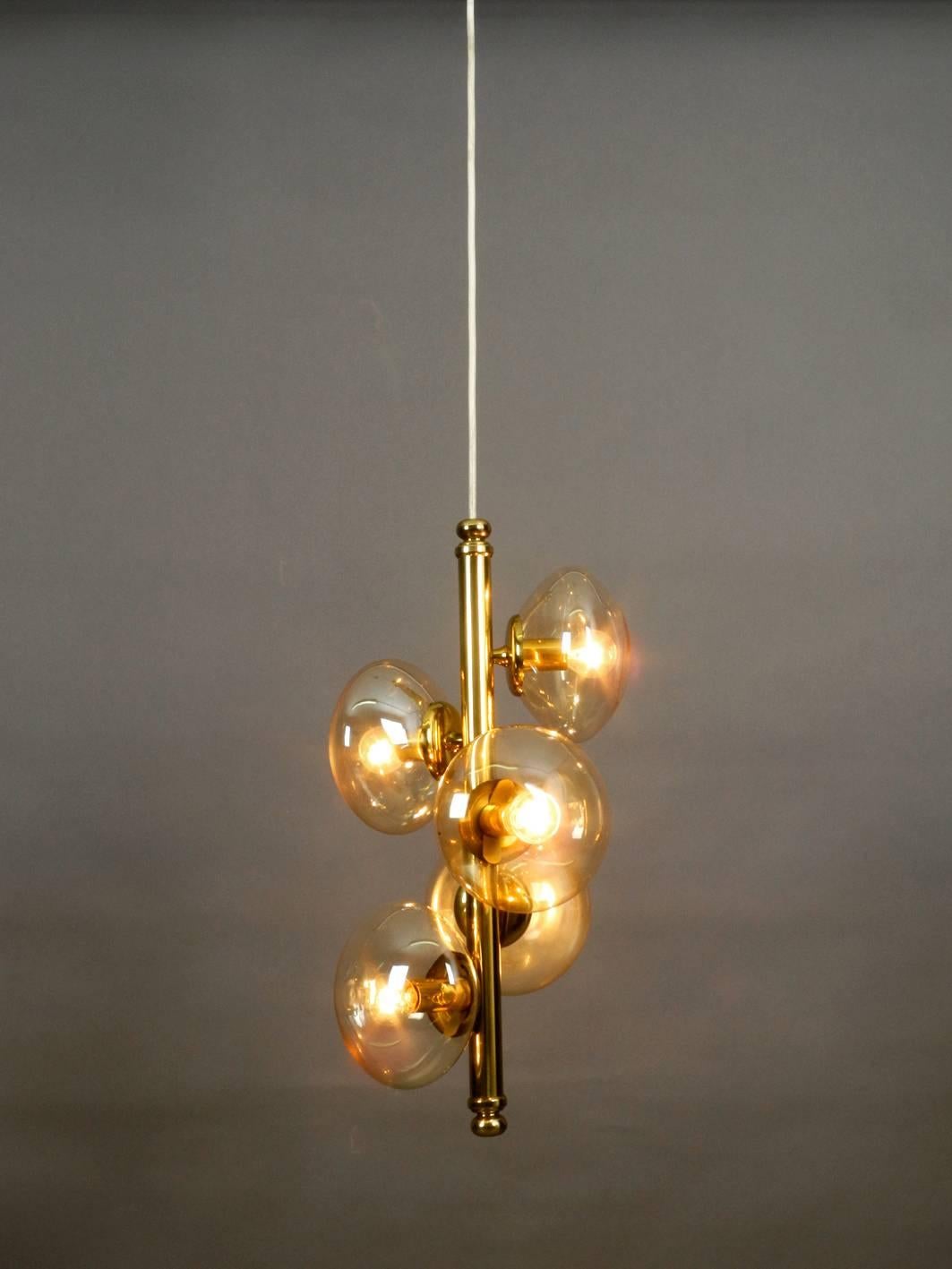 Beautiful 1960s Doria brass pendant lamp with five gold tinted bubble glass shades. Great Minimalist design for a very elegant and pleasant lighting.
Rod is made of brass. With a long cable. Glasses in are shimmer in brass gold color.
Very good