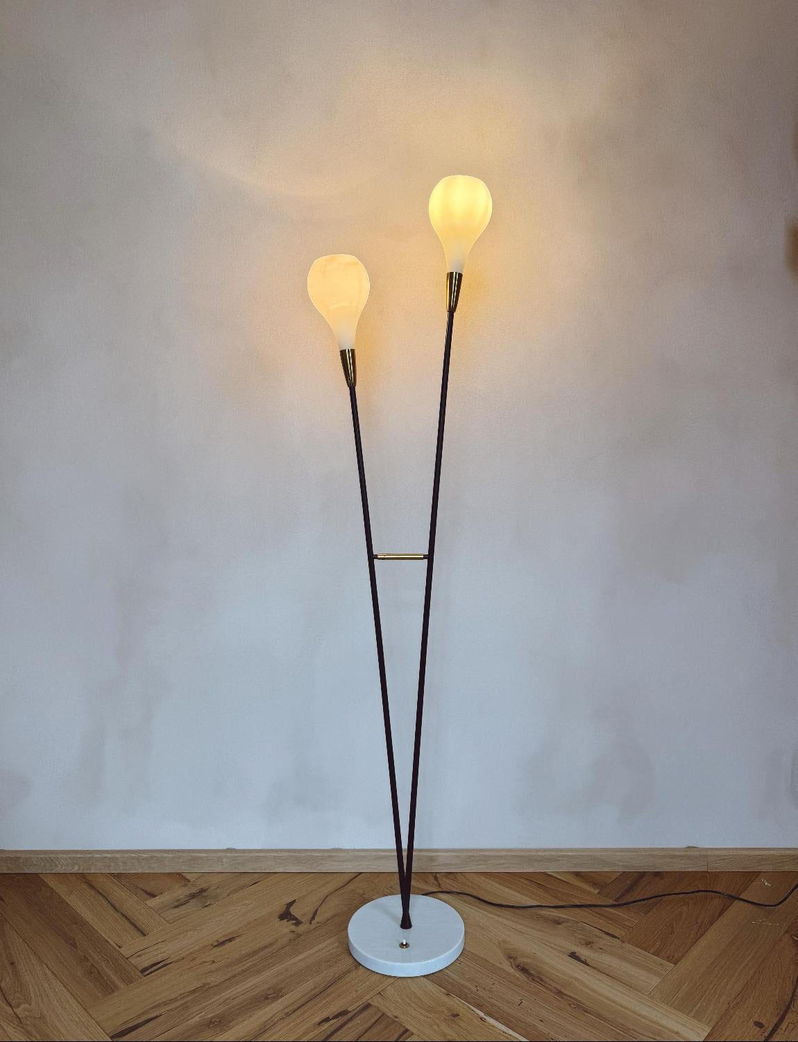 Italiano Lampada da terra a doppio flauto del 1960 attribuita a Stilux in vendita
