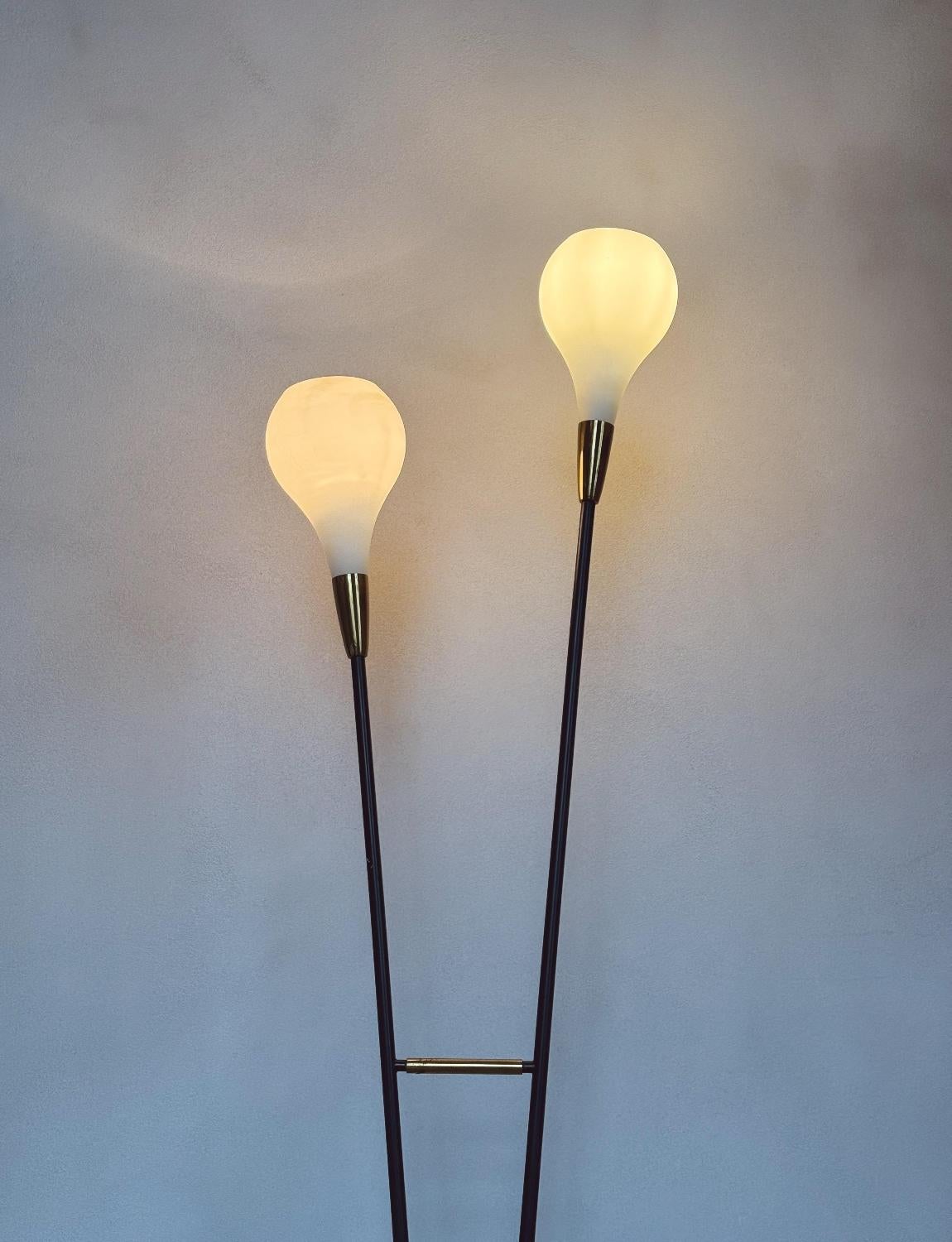 Ottone Lampada da terra a doppio flauto del 1960 attribuita a Stilux in vendita