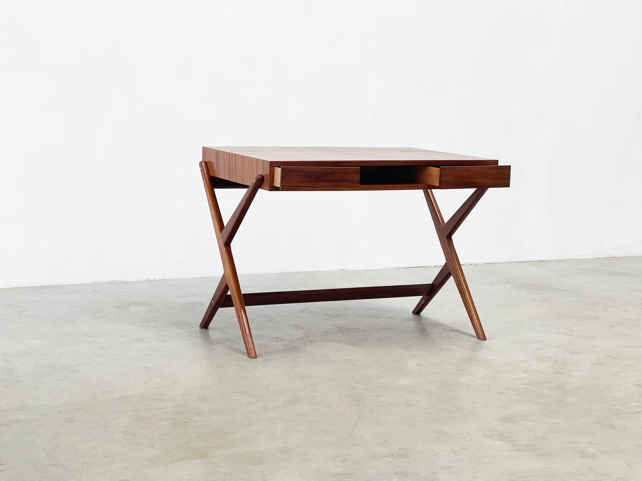 1970er doppelseitiger italienischer Schreibtisch
Ein wunderschöner italienischer Schreibtisch aus Holz, entworfen und hergestellt von einem unbekannten Designer. Es wurde wahrscheinlich in den späten 1970er Jahren in Italien hergestellt. Es handelt