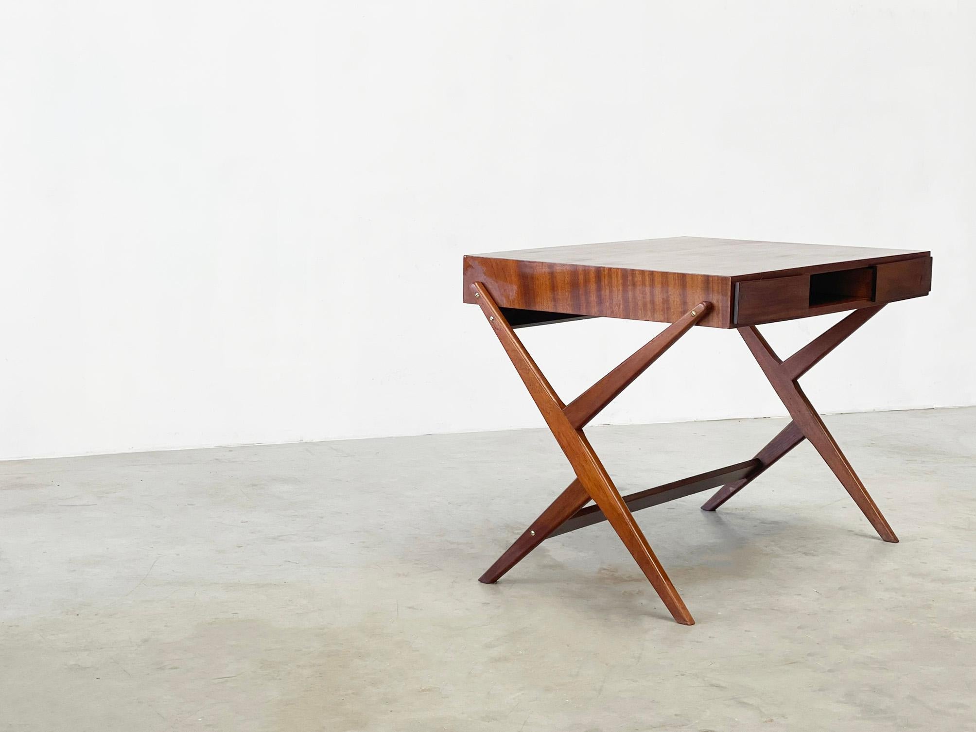 Italienischer doppelseitiger Holztisch aus den 1960er Jahren mit einer schönen Form im Zustand „Hervorragend“ im Angebot in Nijlen, VAN
