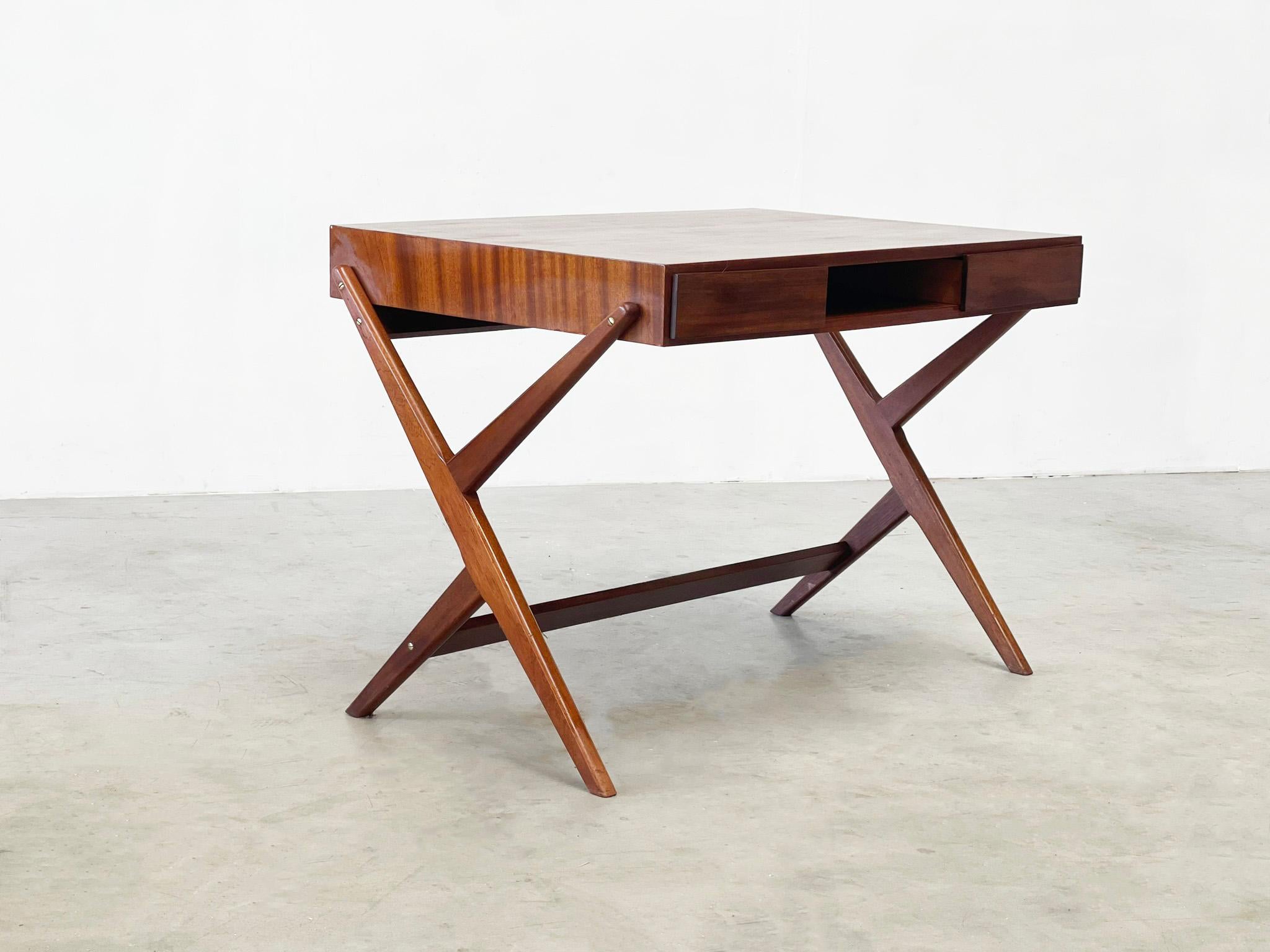 Mid-20th Century 1960's double sided wooden Italian desk with a beautiful shape For Sale