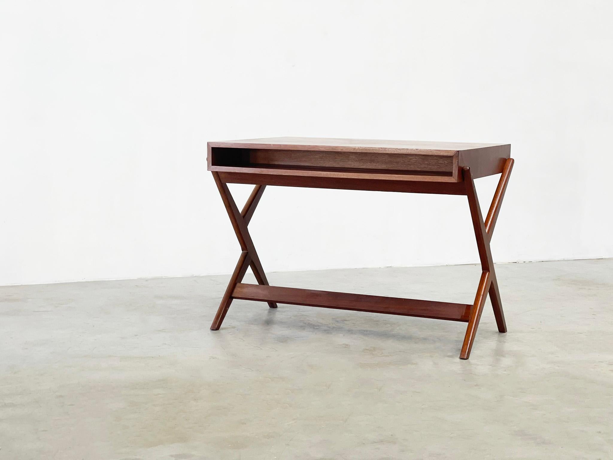 Oak 1960's double sided wooden Italian desk with a beautiful shape For Sale