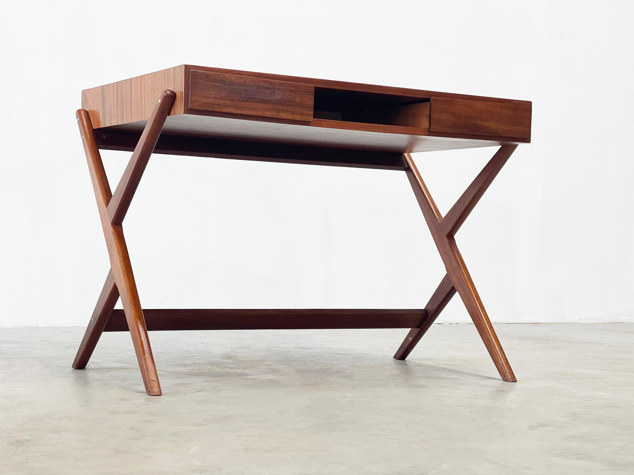 Bureau italien en bois double face des années 1960 avec une belle forme en vente 2