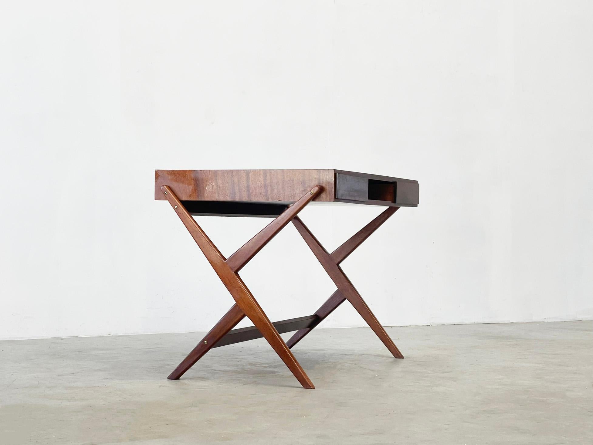 Italienischer doppelseitiger Holztisch aus den 1960er Jahren mit einer schönen Form im Angebot 3