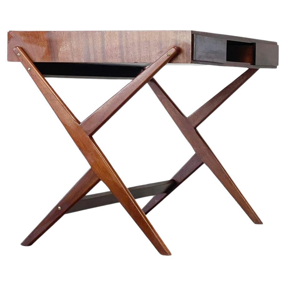Italienischer doppelseitiger Holztisch aus den 1960er Jahren mit einer schönen Form im Angebot