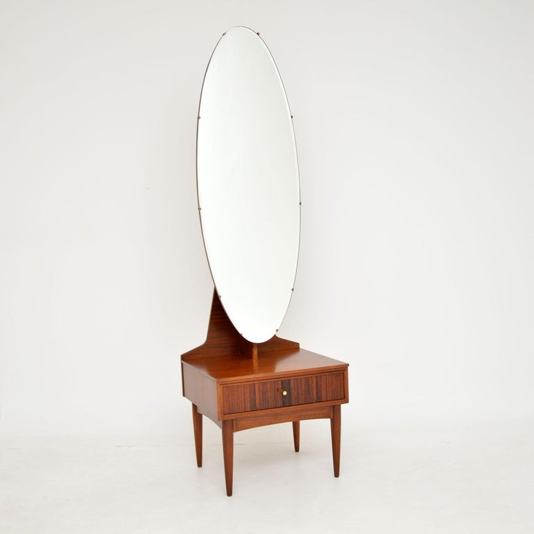 A stunning and extremely rare vintage dressing table dating from the 1960’s. We believe this is a seldom seen design by Robert Heritage for Archie Shine, made in England.

The quality is superb and it has a fantastic design. Consisting of a small