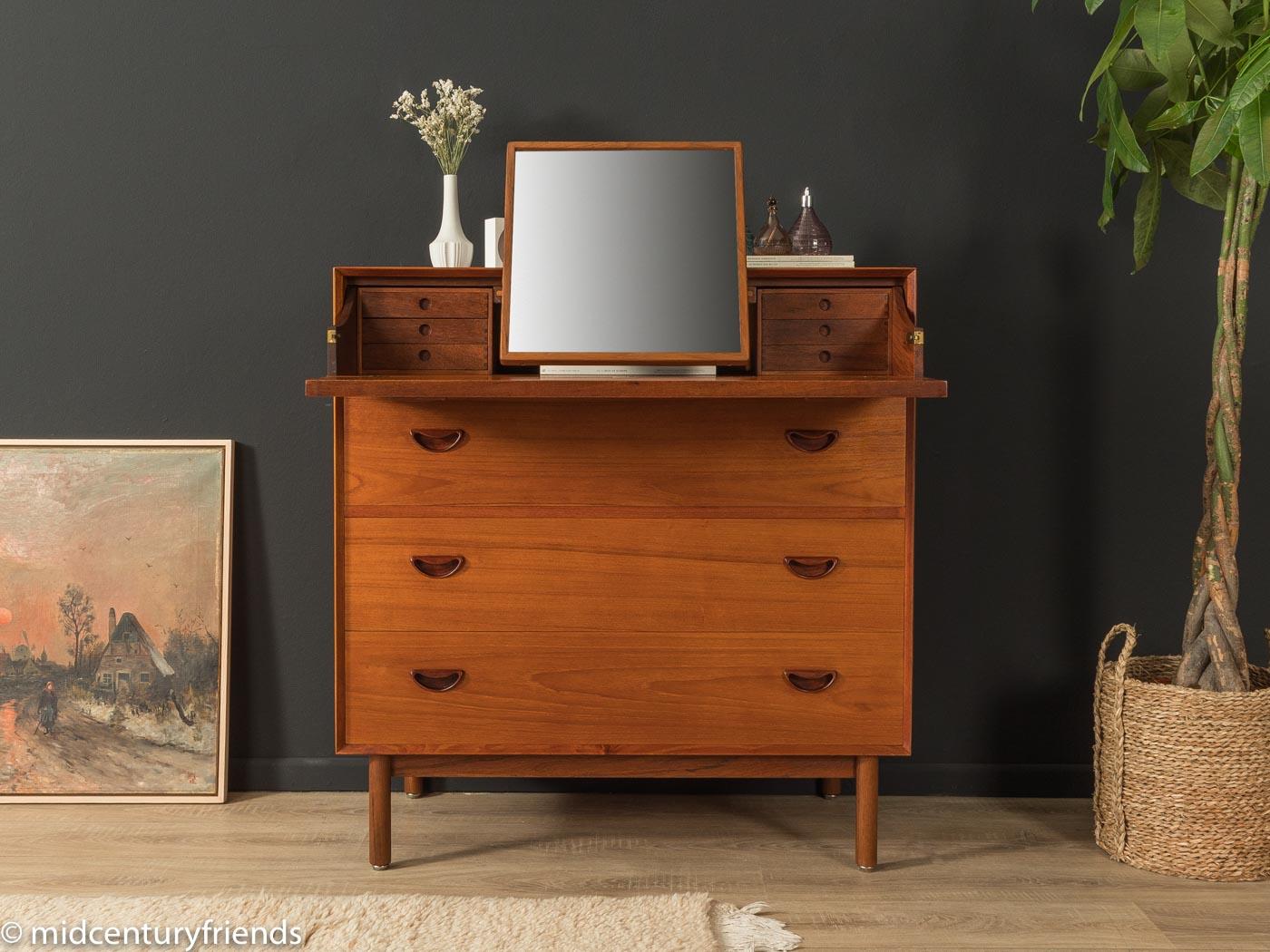 Rare dressing table/bureau from the 1960s. High-quality corpus made of solid teak with three drawers, six internal drawers, one pull-out work surface, a mirror and straight feet.

Quality Features:
    accomplished design: perfect proportions and