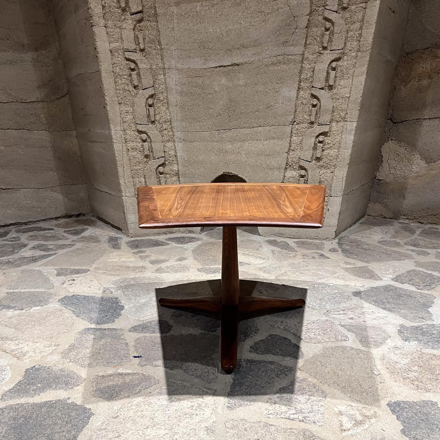 
MCM-Keiltisch aus Nussbaumholz aus den 1960er Jahren, entworfen von Barney Flagg Parallel für Drexel,
Schönes skulpturales Design. Taubenschwanz-Tischlerei.
Unten mit Herstellerangaben gestempelt.
18 H x 28,25 T x 28,75 an der breitesten Stelle