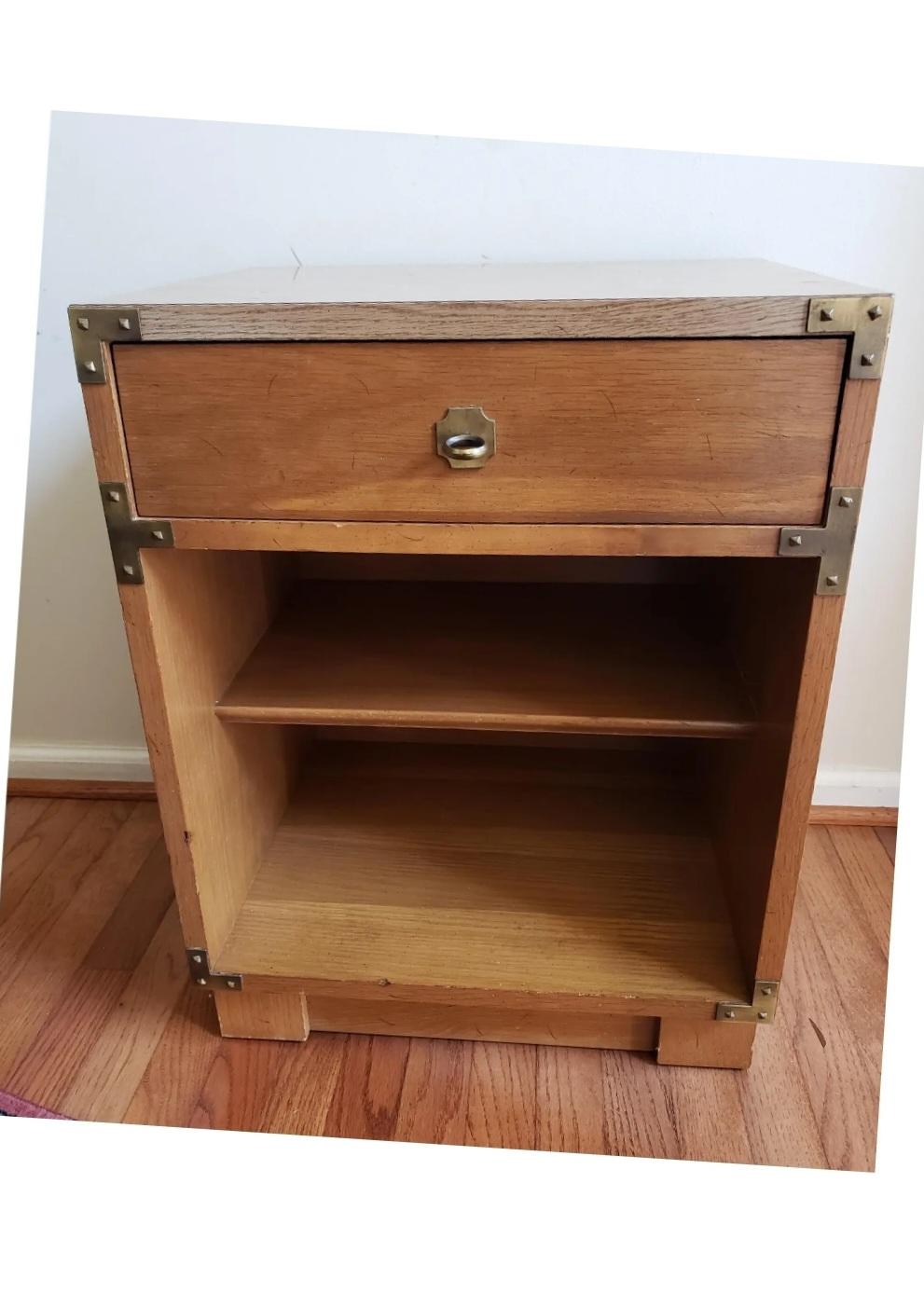 1960er Drexel-Nachttisch im Campaign-Stil (Nordamerikanisch) im Angebot