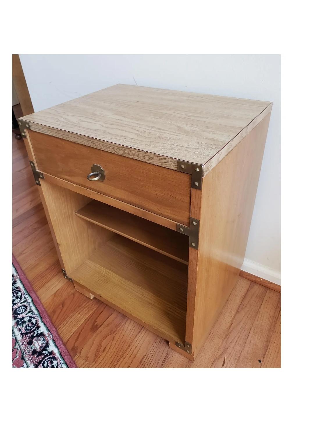 1960er Drexel-Nachttisch im Campaign-Stil im Zustand „Gut“ im Angebot in Germantown, MD
