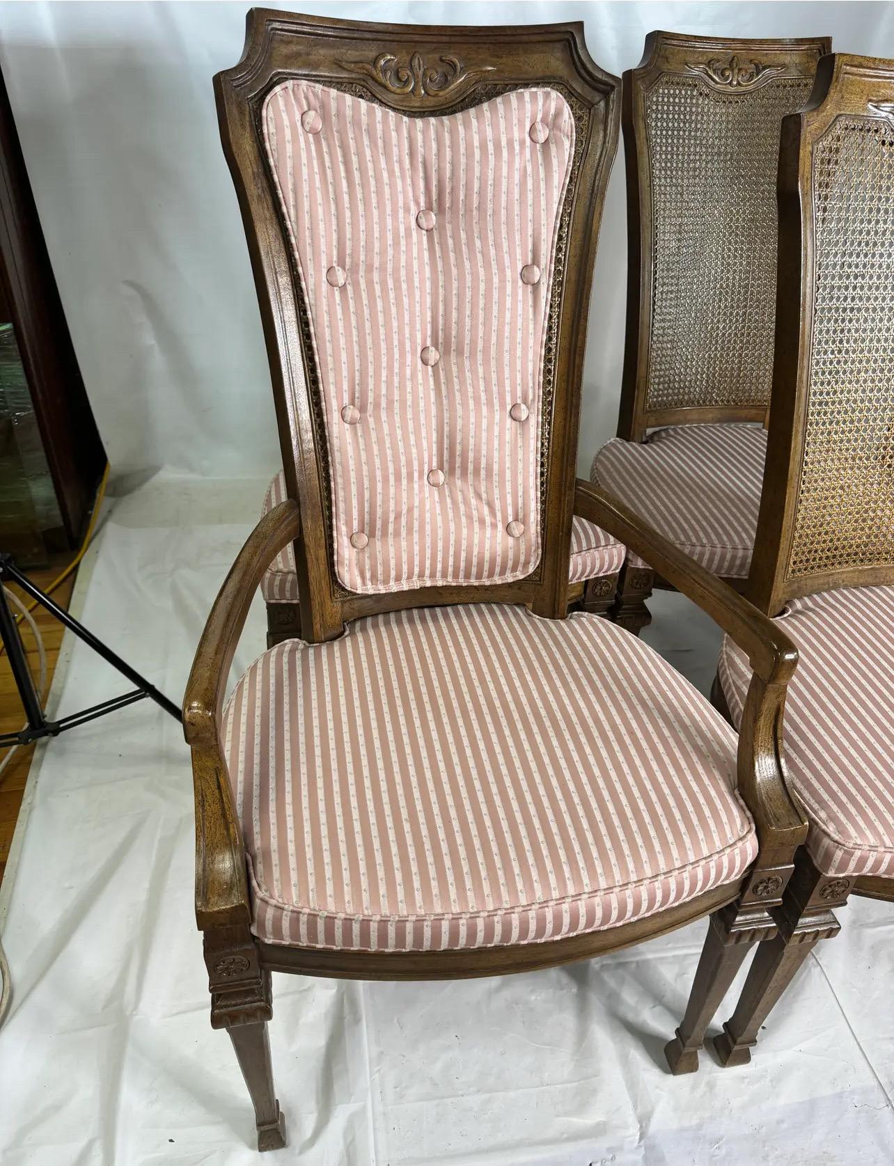 Ensemble de chaises de salle à manger Drexel des années 60 avec dossier en rotin, tapissées d'origine et en très bon état.