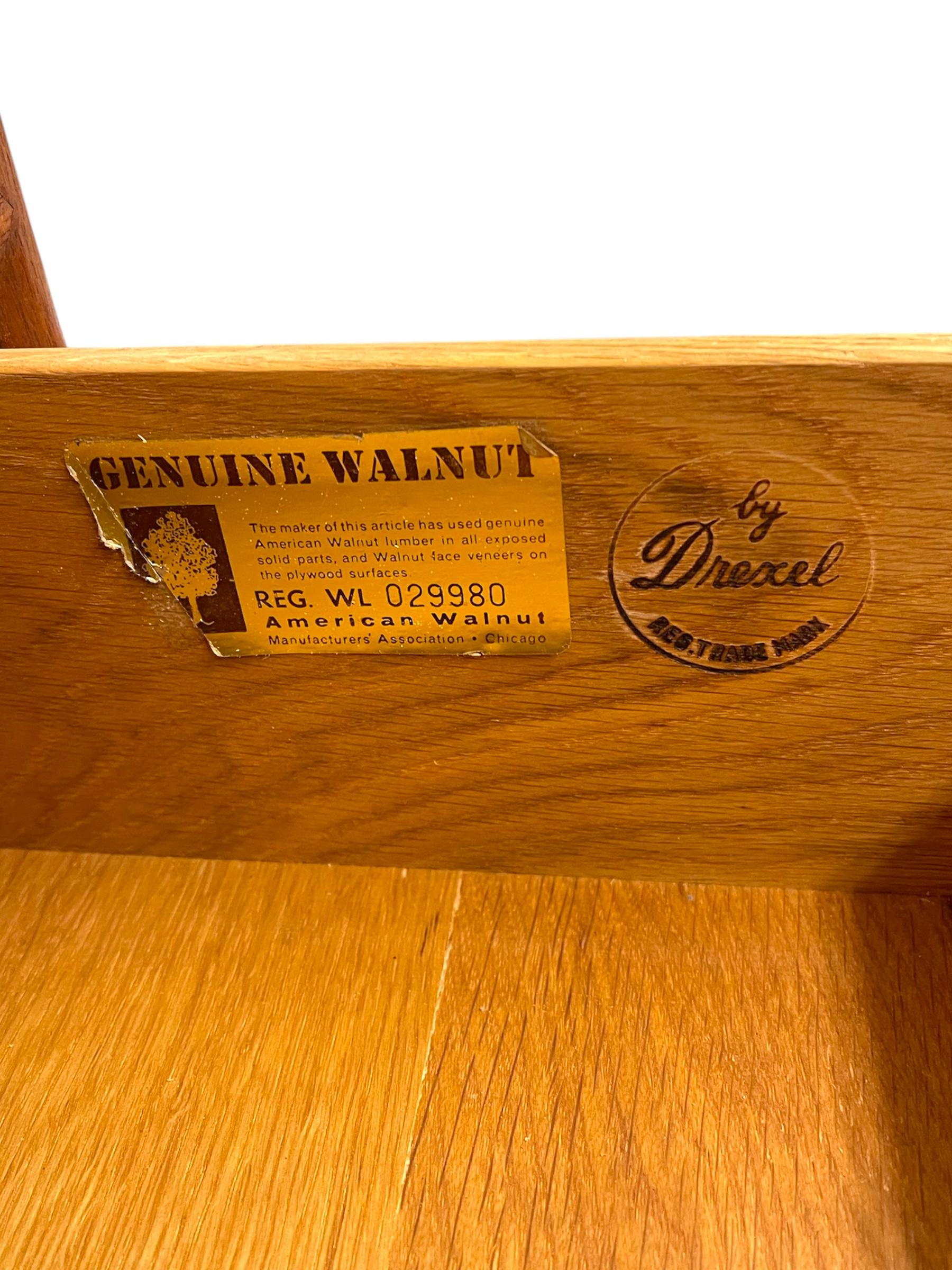1960er Drexel Echt Nussbaum Mid-Century Sekretär Kommode mit Drop-Front-Schreibtisch. im Angebot 6