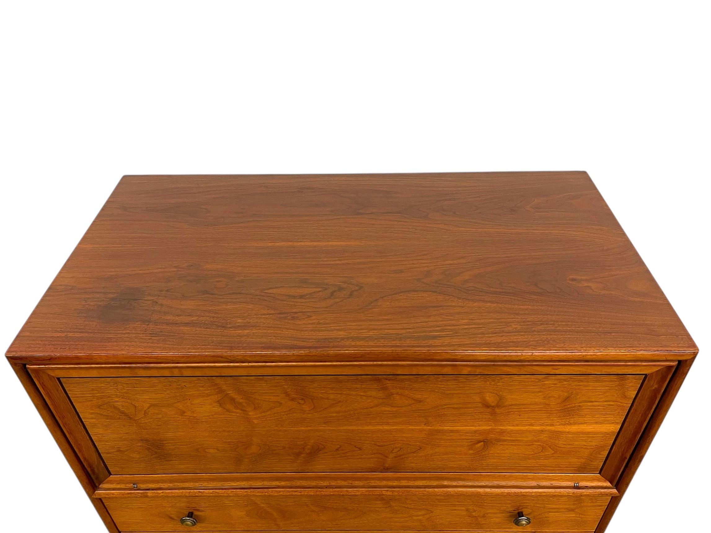 1960er Drexel Echt Nussbaum Mid-Century Sekretär Kommode mit Drop-Front-Schreibtisch. (Walnuss) im Angebot