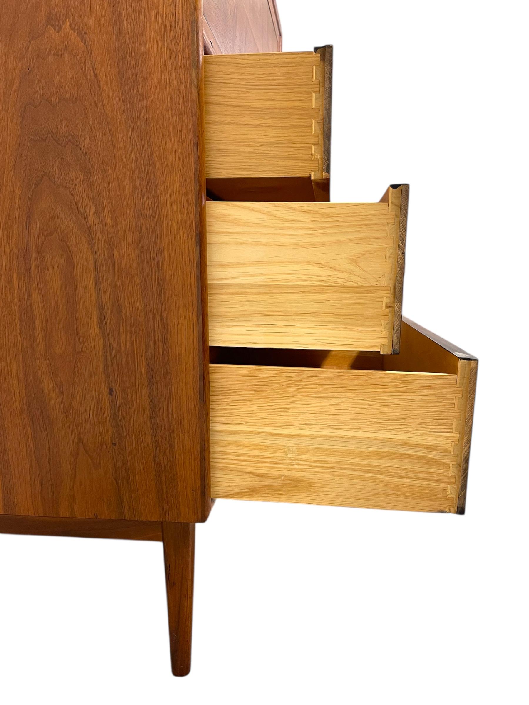 1960er Drexel Echt Nussbaum Mid-Century Sekretär Kommode mit Drop-Front-Schreibtisch. im Angebot 2