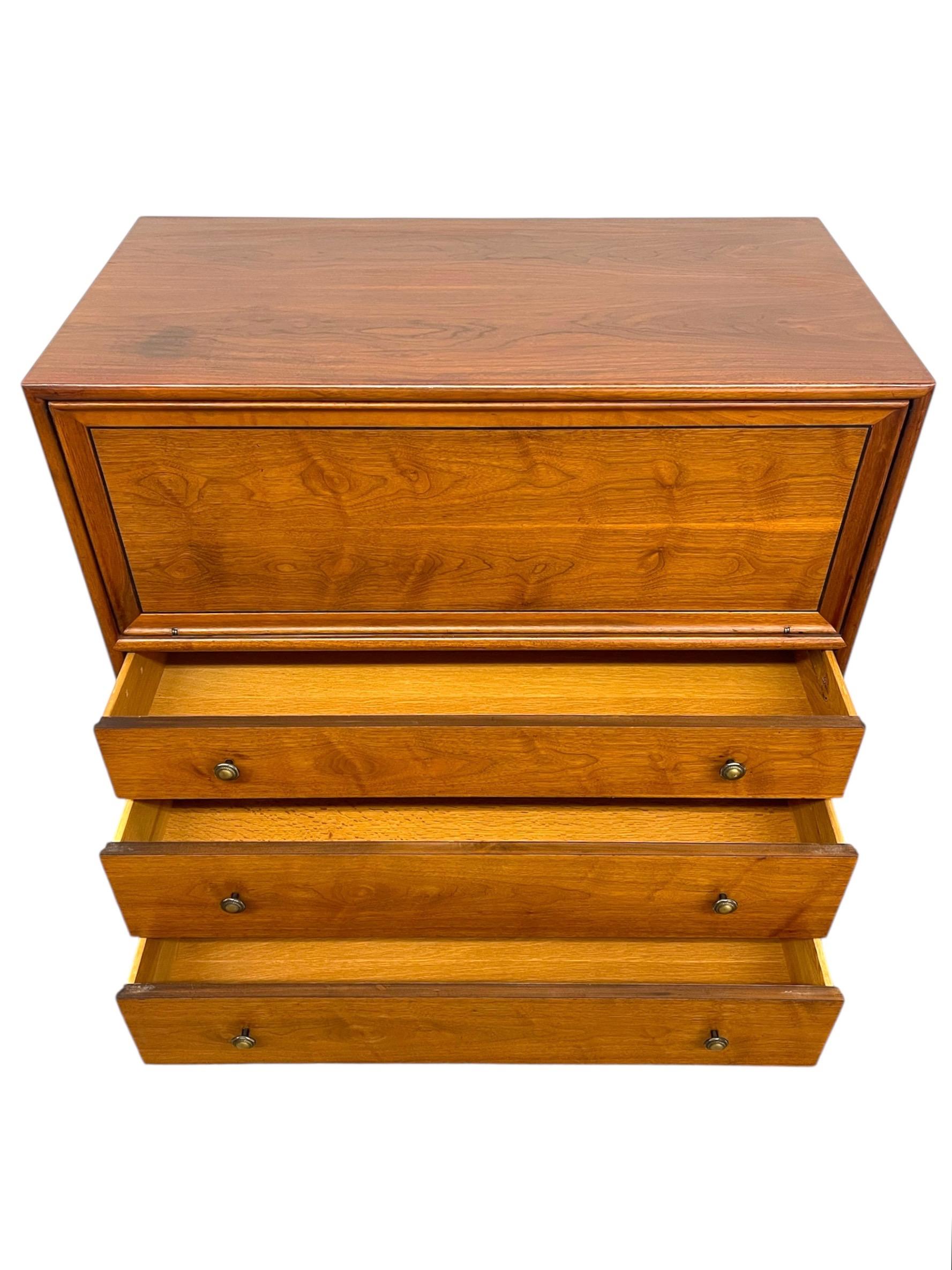 1960er Drexel Echt Nussbaum Mid-Century Sekretär Kommode mit Drop-Front-Schreibtisch. im Angebot 3