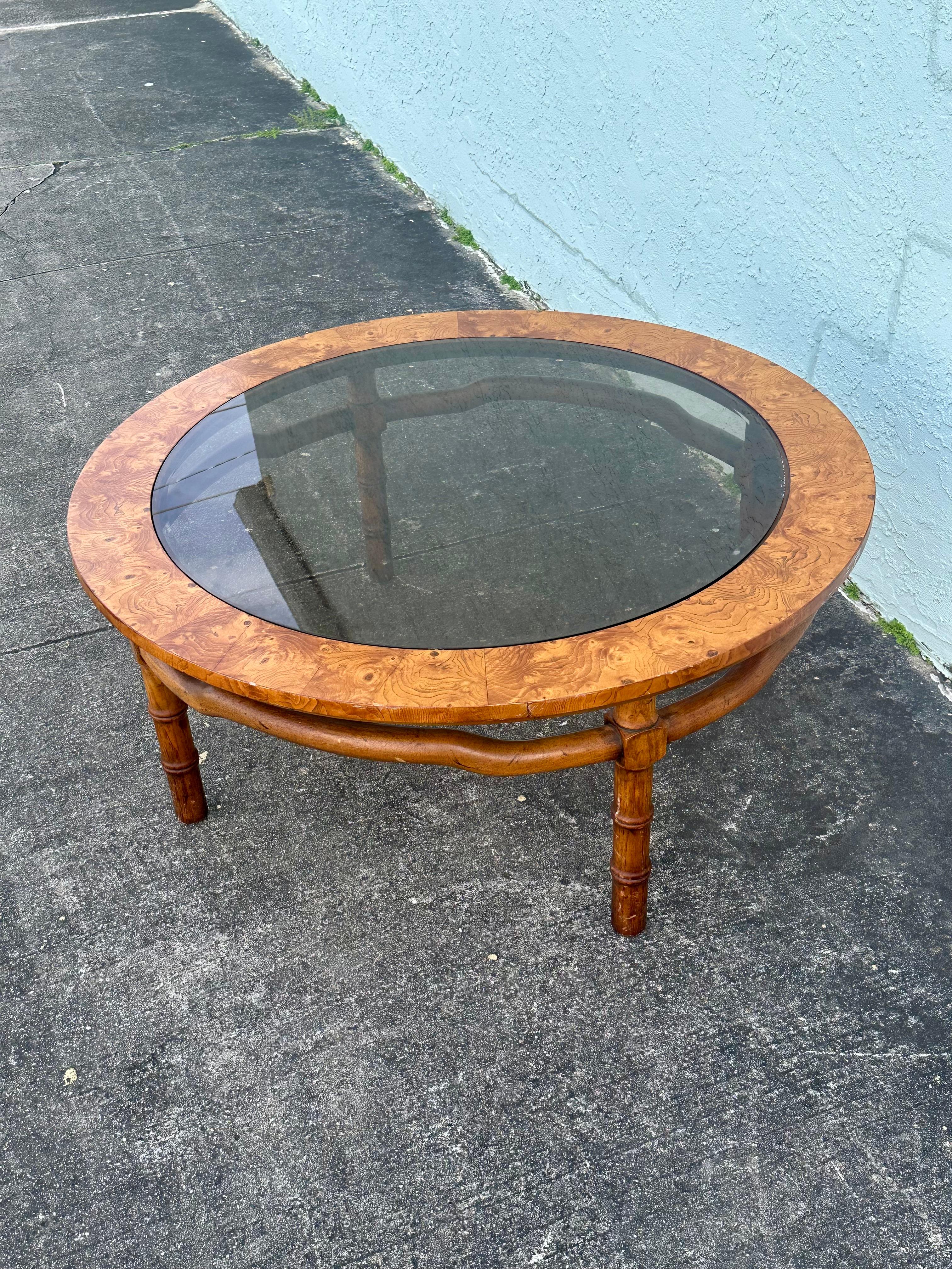 1960er Drexel Sculptural Faux Bambus Burlwood Rauch Glas Runde Couchtisch im Angebot 4