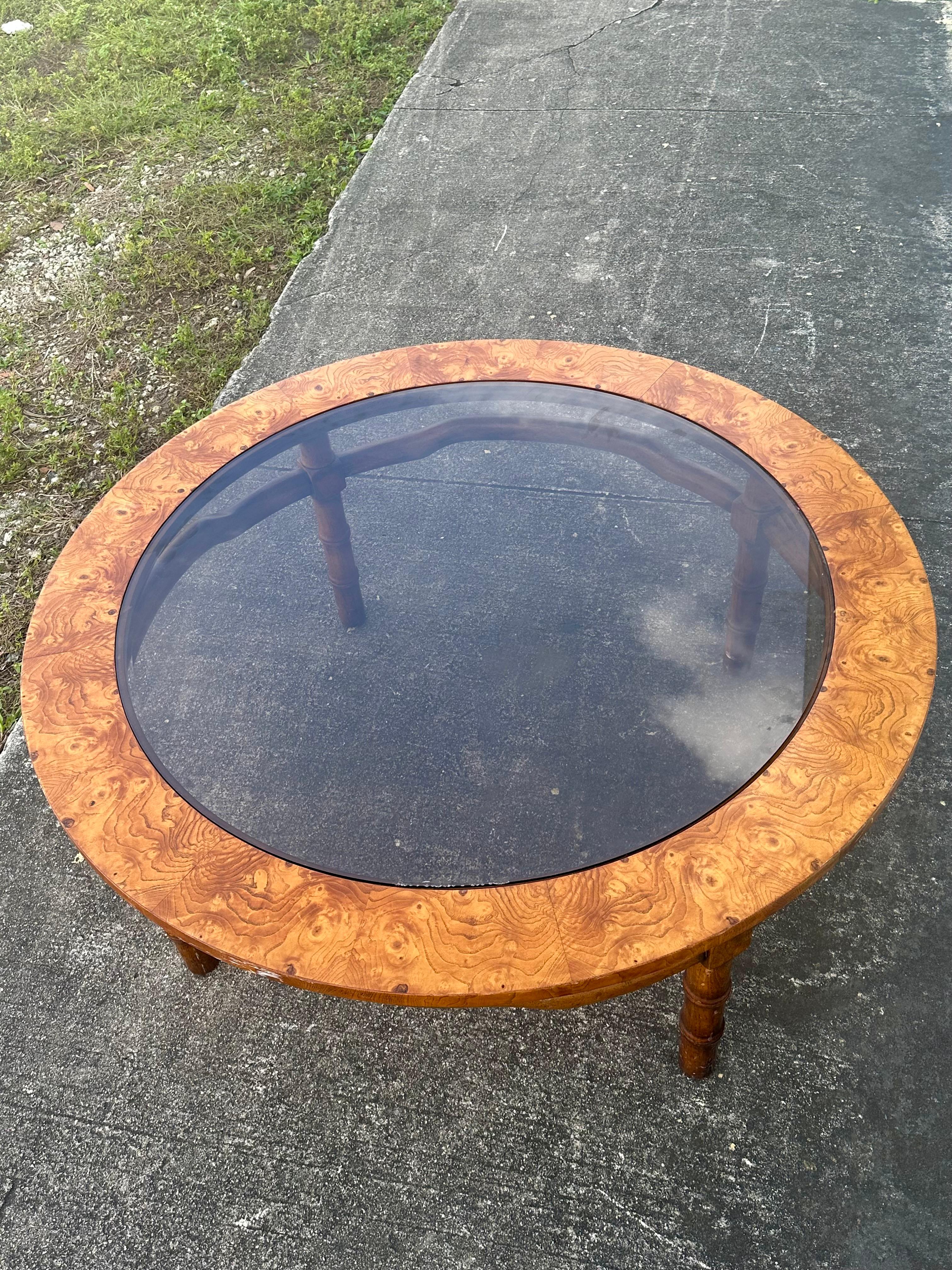 1960er Drexel Sculptural Faux Bambus Burlwood Rauch Glas Runde Couchtisch im Angebot 5