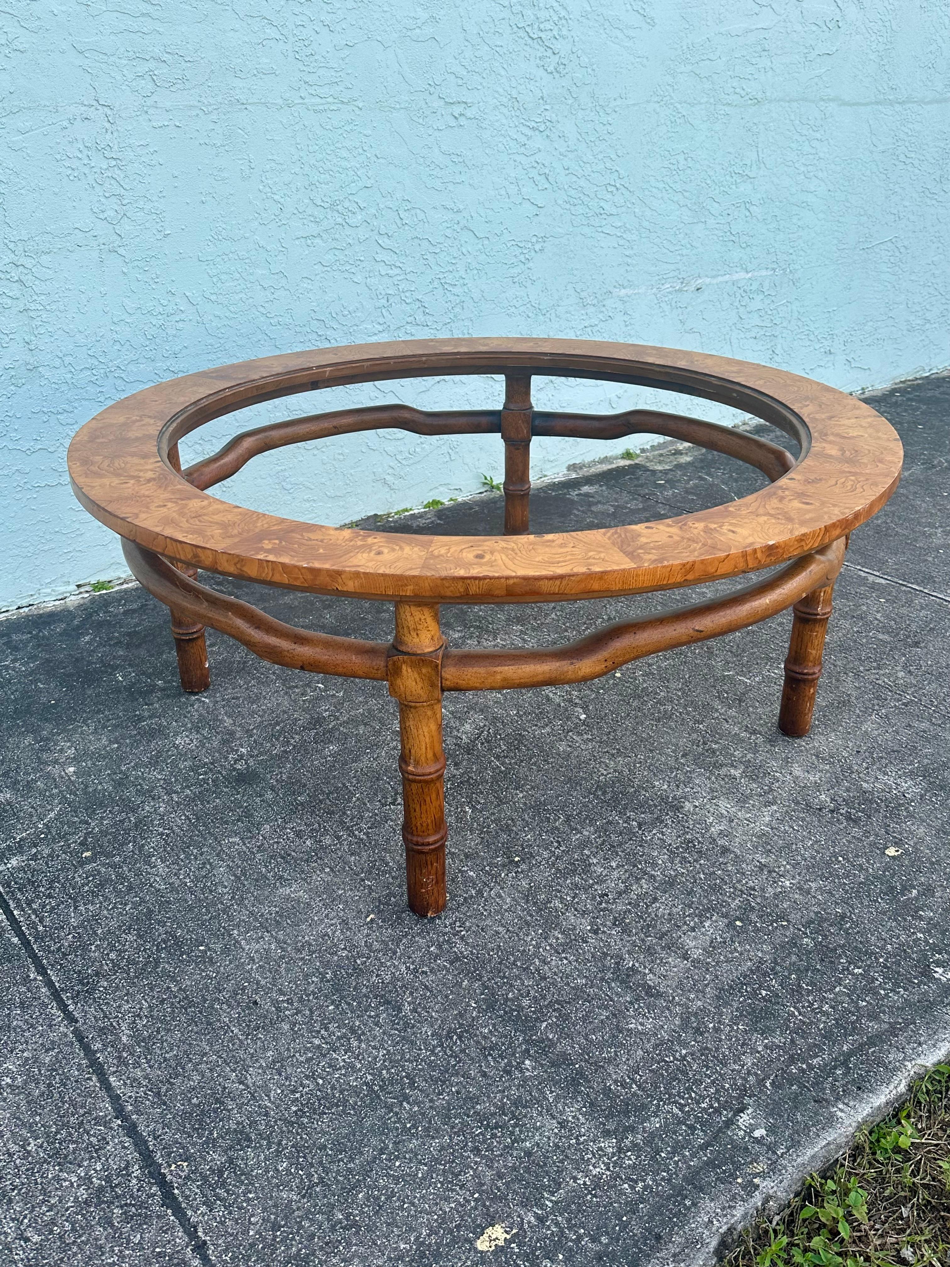 1960er Drexel Sculptural Faux Bambus Burlwood Rauch Glas Runde Couchtisch im Angebot 6