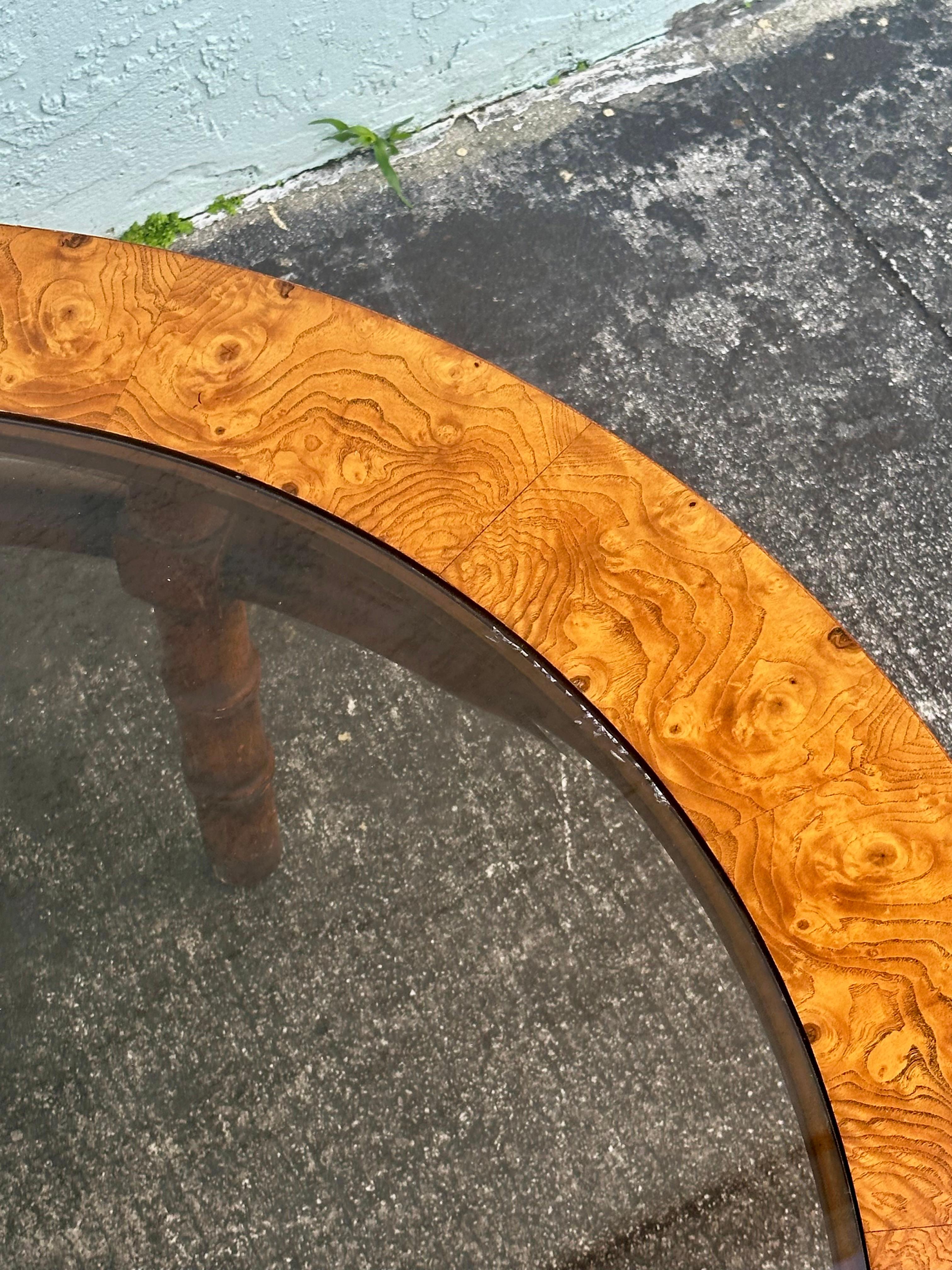 1960er Drexel Sculptural Faux Bambus Burlwood Rauch Glas Runde Couchtisch im Angebot 7