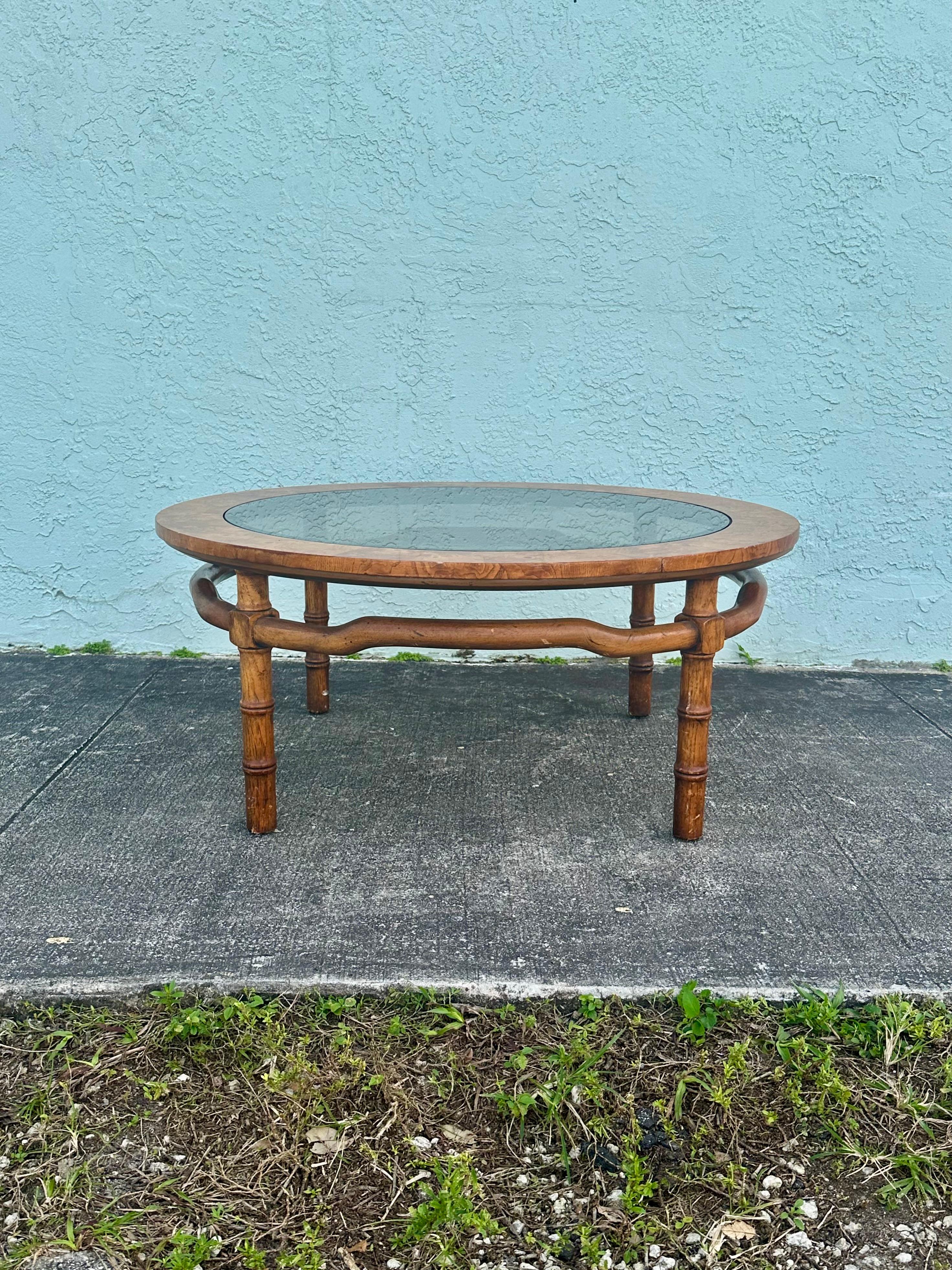 Geformter, gebogener Bambus-Rattan-Couchtisch mit auffälliger, runder Platte aus unechtem Chagrin in Wurzelholztönen, die den klaren, modernen Linien eine reiche Struktur verleiht.