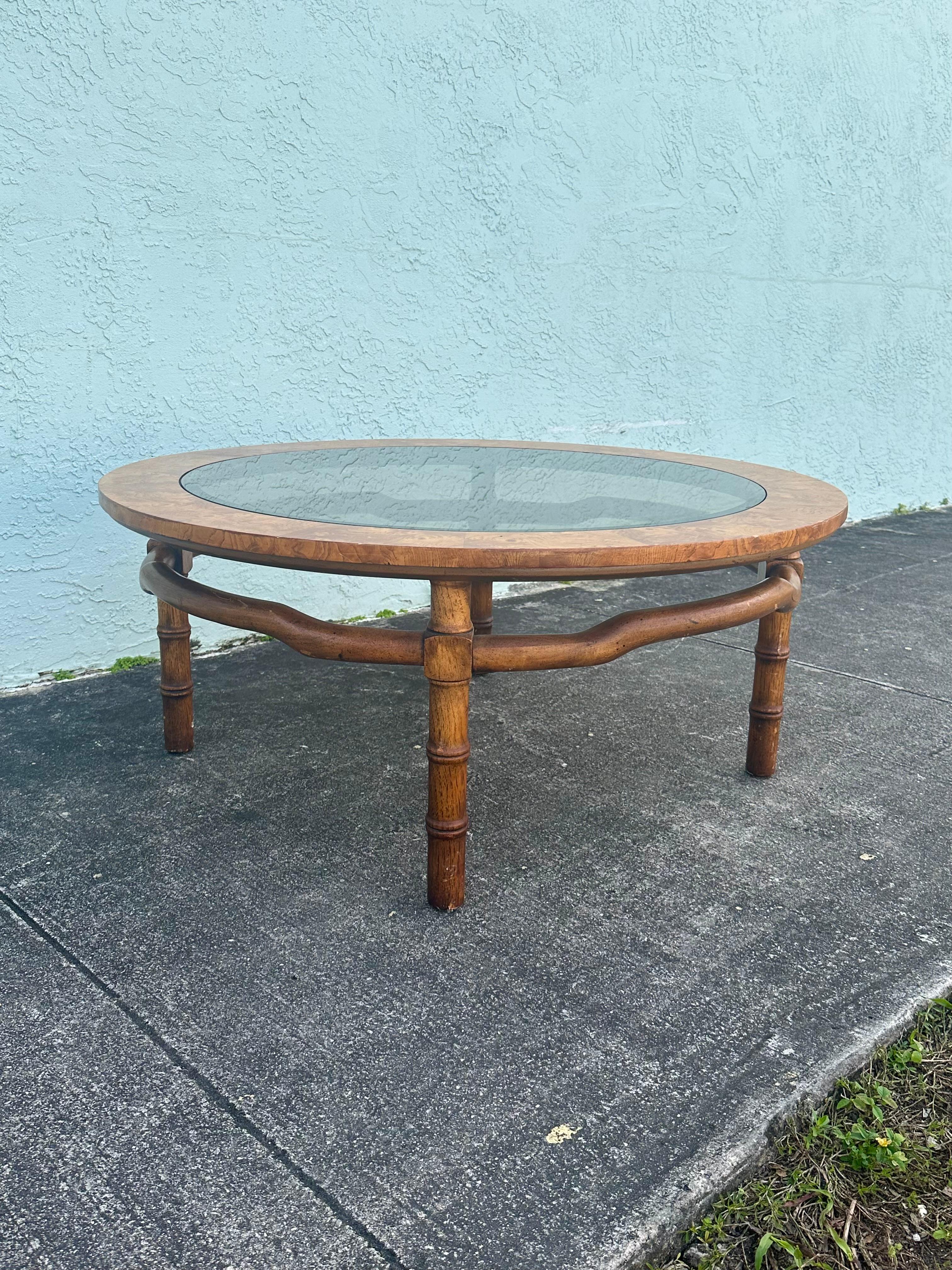 1960er Drexel Sculptural Faux Bambus Burlwood Rauch Glas Runde Couchtisch (Moderne der Mitte des Jahrhunderts) im Angebot