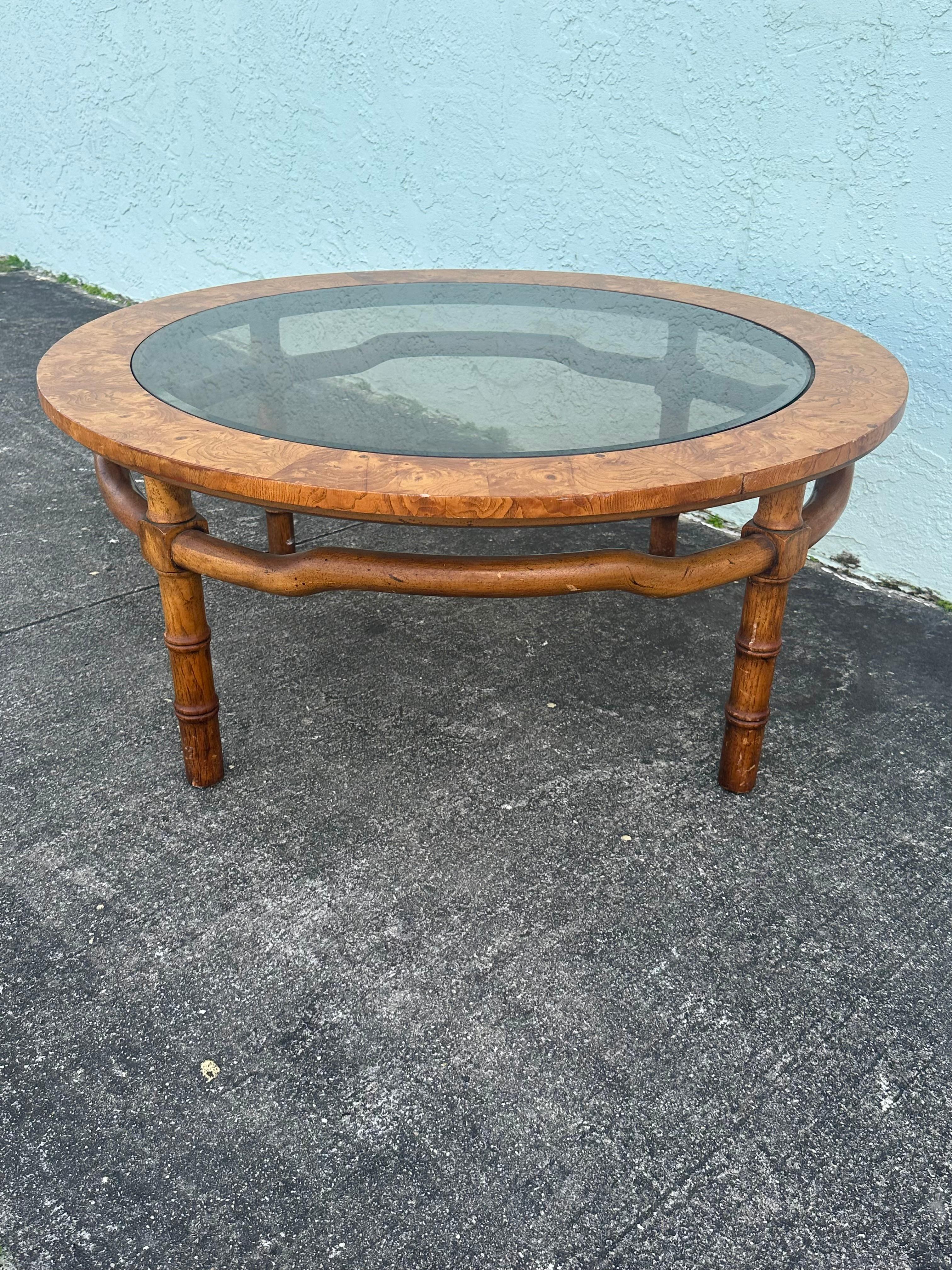 1960er Drexel Sculptural Faux Bambus Burlwood Rauch Glas Runde Couchtisch (amerikanisch) im Angebot