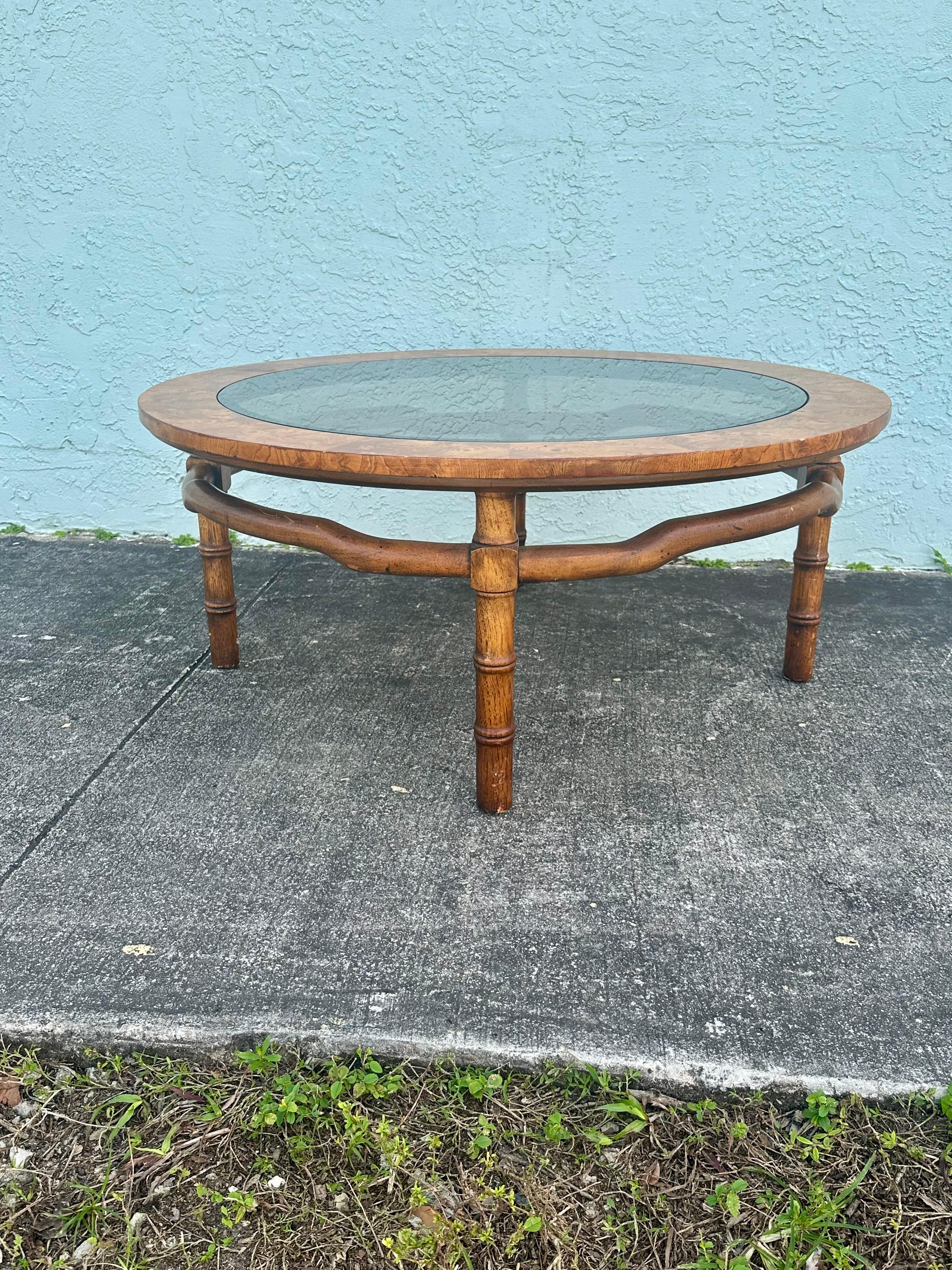 1960er Drexel Sculptural Faux Bambus Burlwood Rauch Glas Runde Couchtisch im Zustand „Gut“ im Angebot in Fort Lauderdale, FL