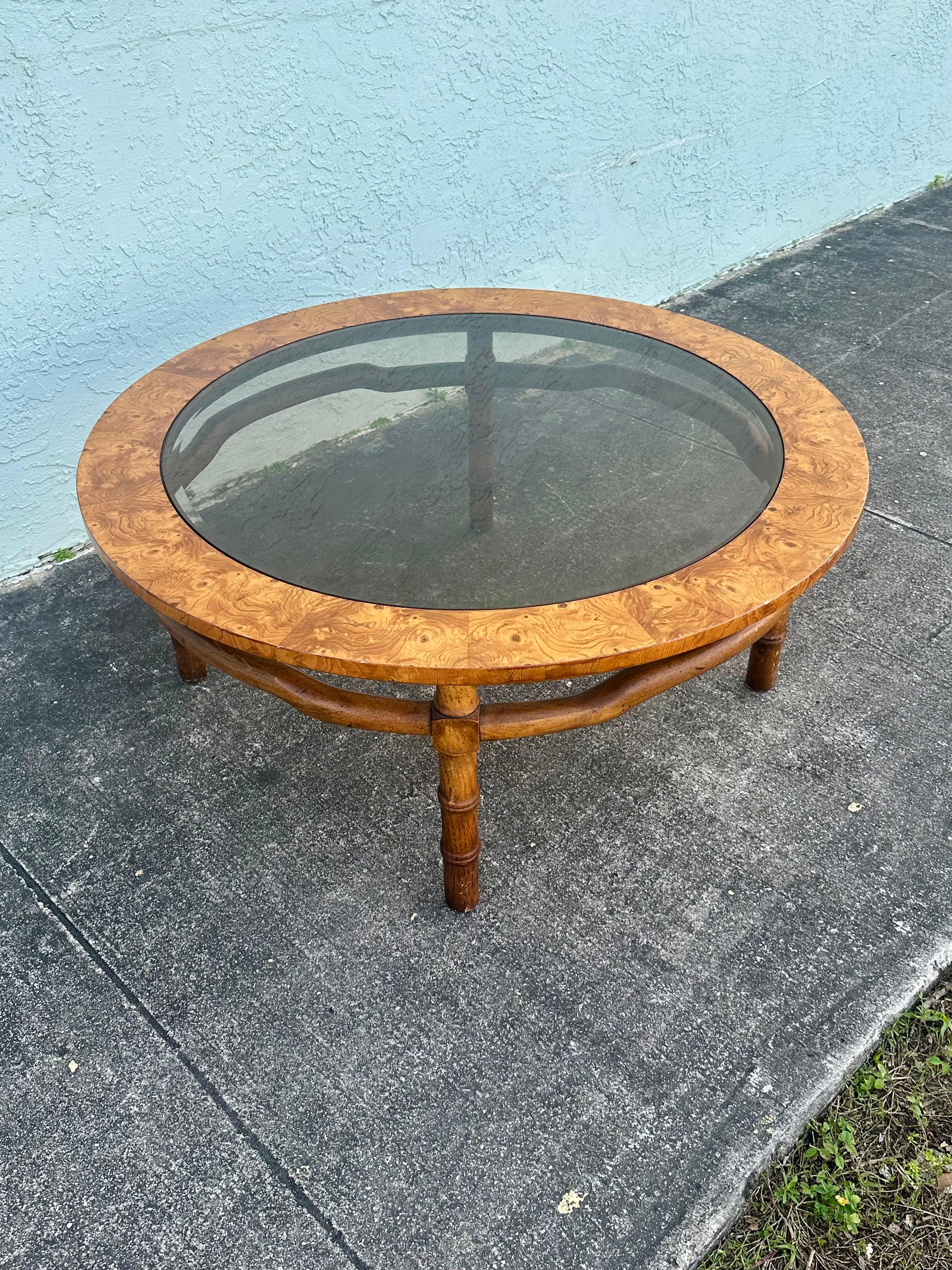 1960er Drexel Sculptural Faux Bambus Burlwood Rauch Glas Runde Couchtisch (Mitte des 20. Jahrhunderts) im Angebot