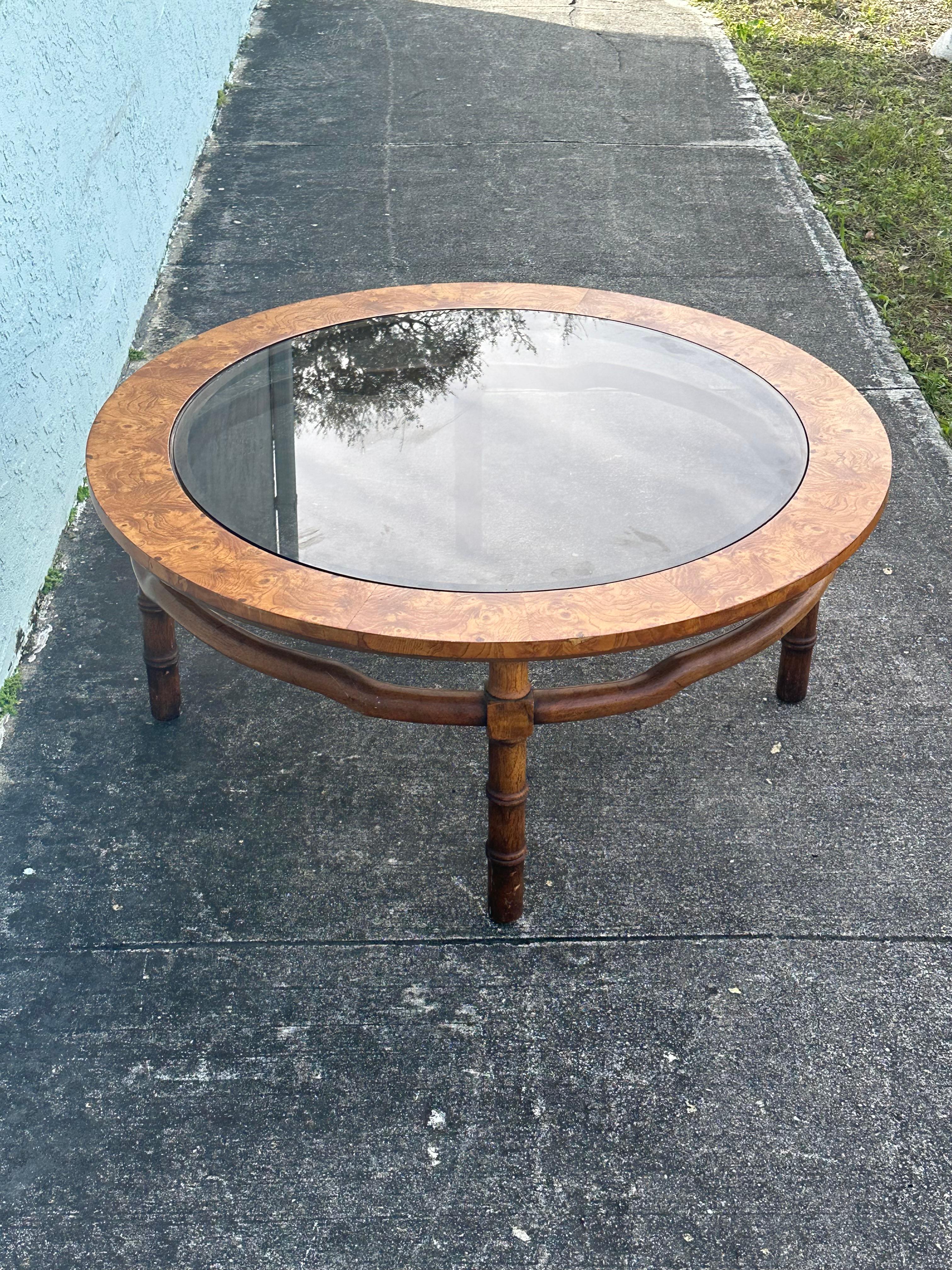 1960er Drexel Sculptural Faux Bambus Burlwood Rauch Glas Runde Couchtisch im Angebot 3