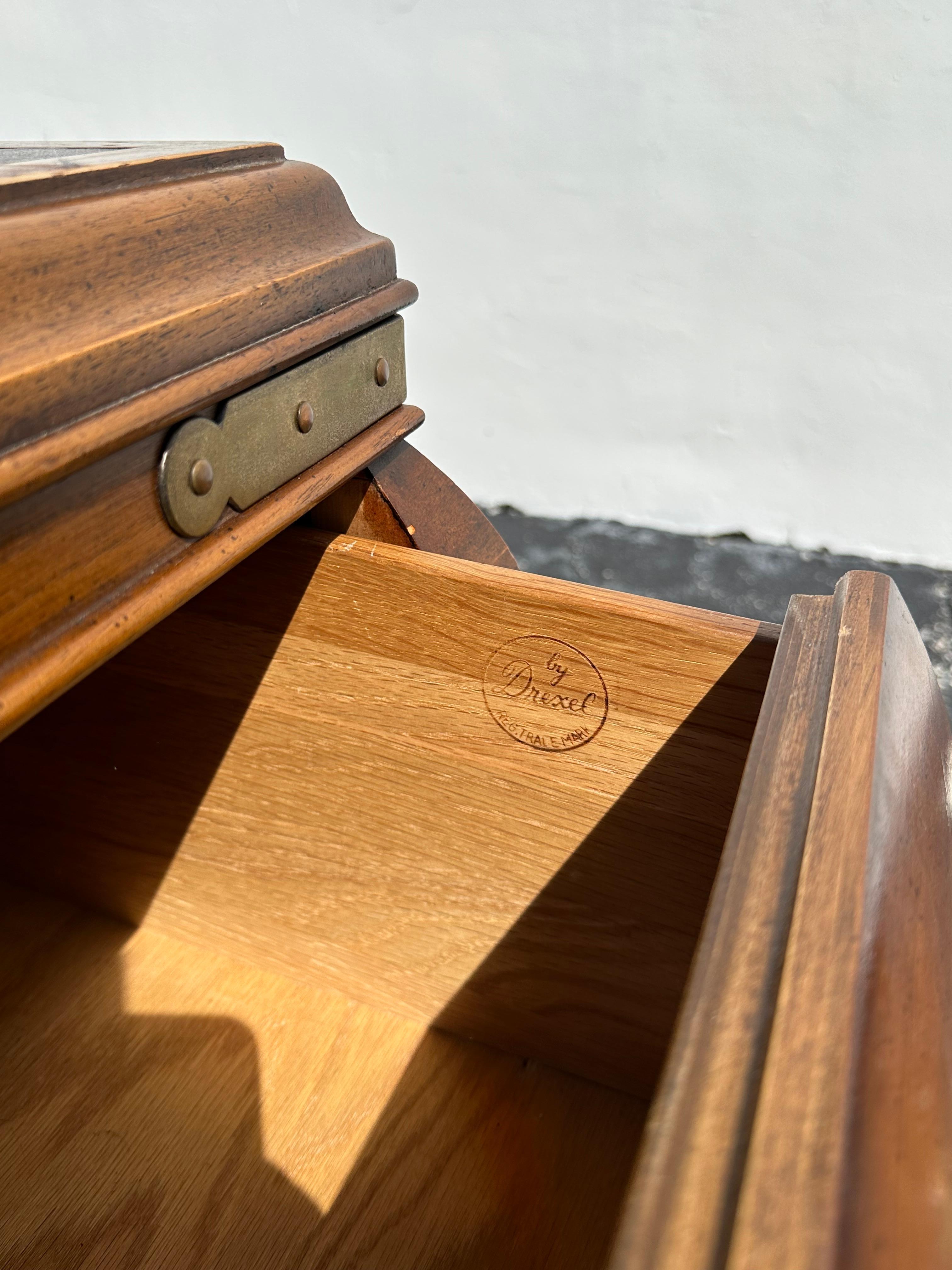 Comò Bombay scultoreo in legno e ottone Drexel del 1960  Comò su rotelle in vendita 3